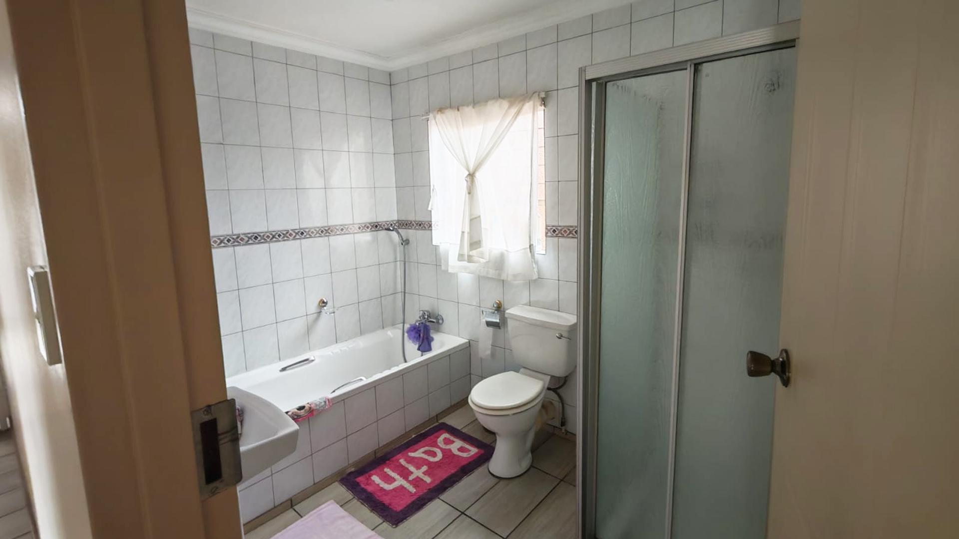 Bathroom 1 of property in Moreletapark