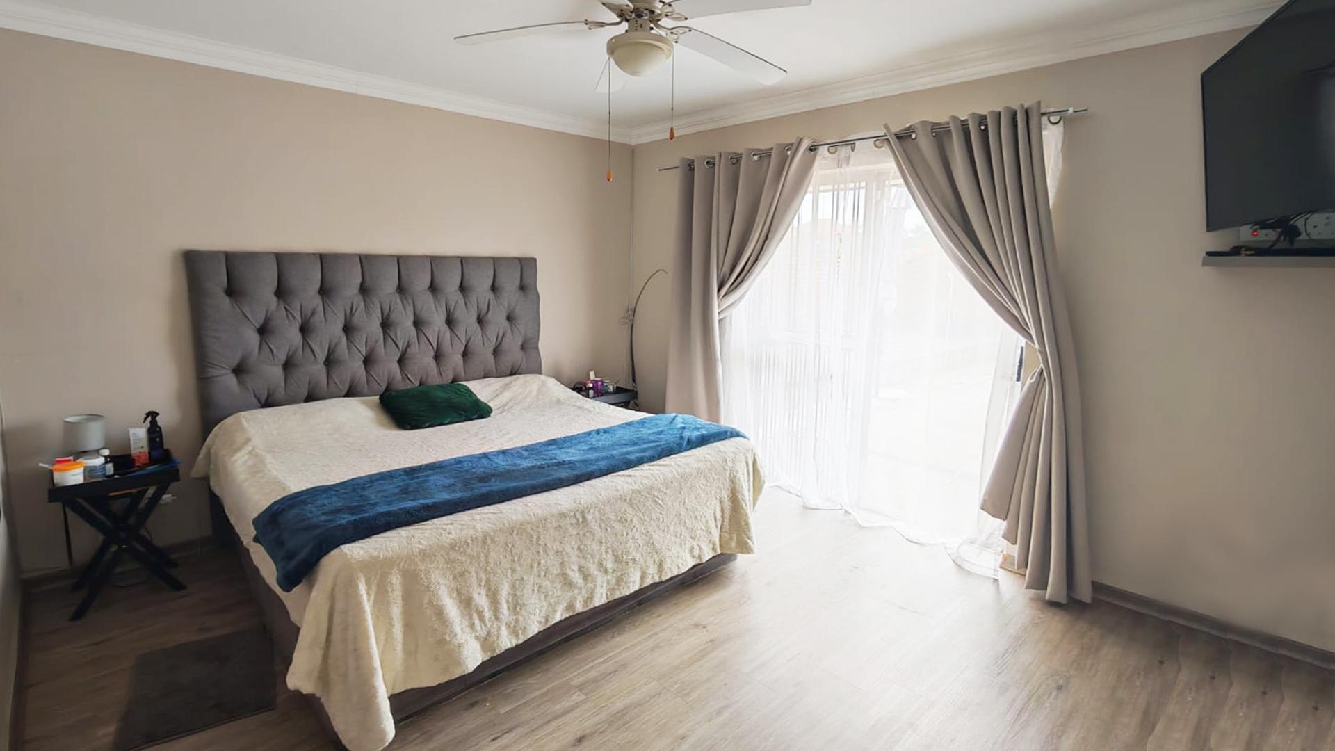 Main Bedroom of property in Moreletapark