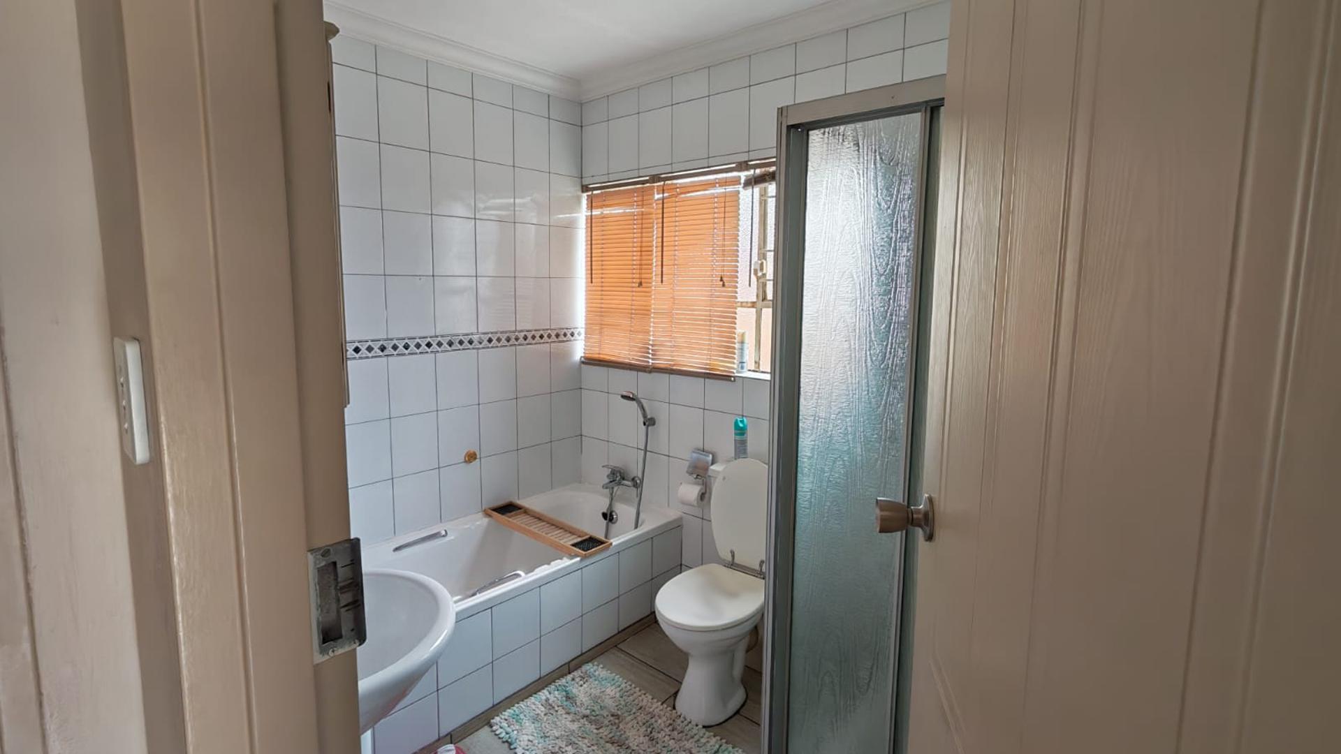 Main Bathroom of property in Moreletapark