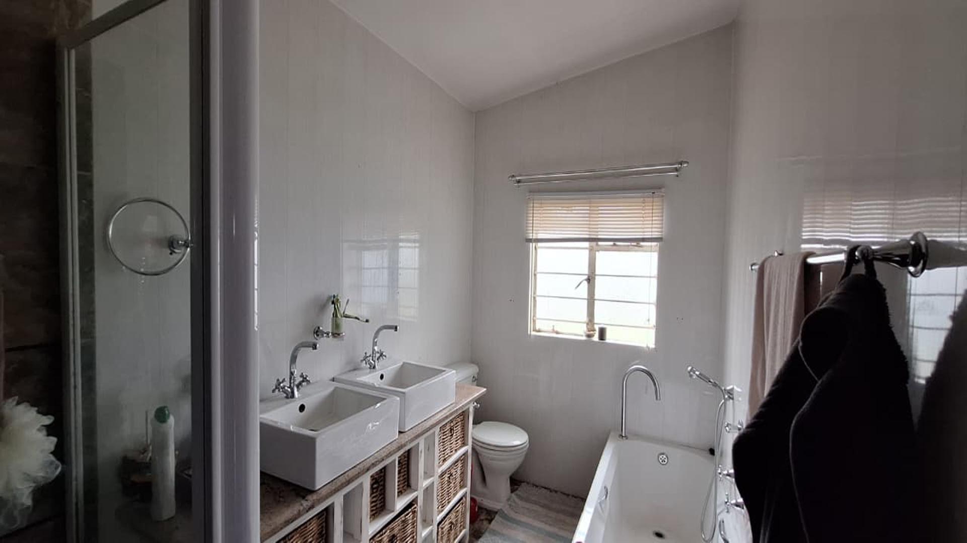 Main Bathroom - 7 square meters of property in Krugersdorp