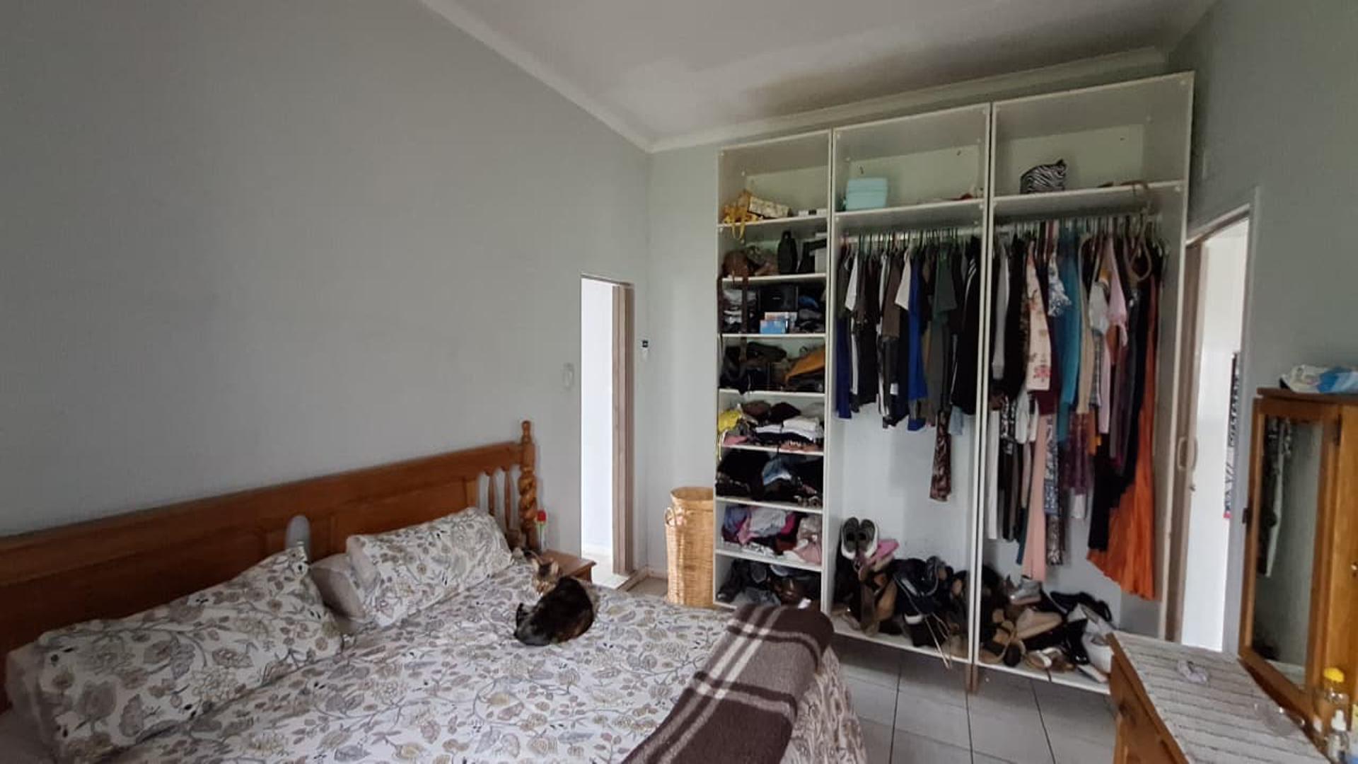 Main Bedroom - 23 square meters of property in Krugersdorp