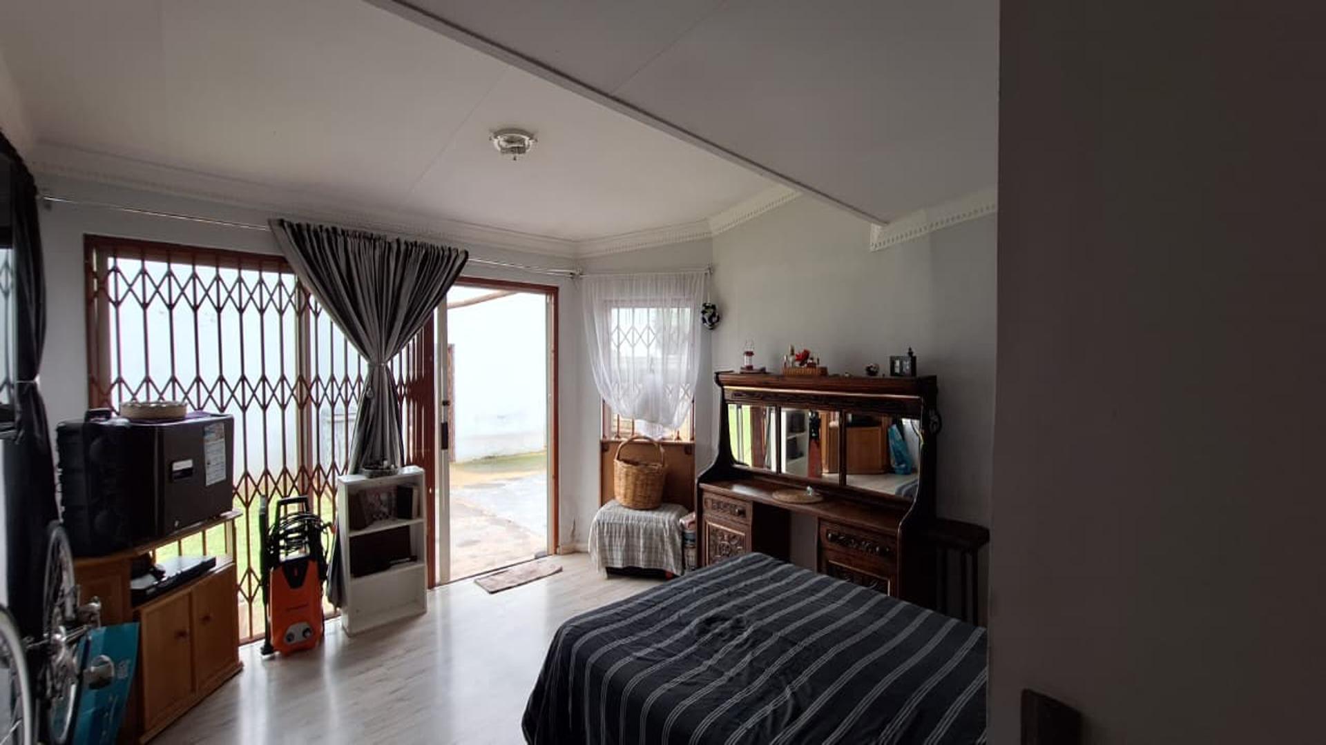 Bed Room 1 - 21 square meters of property in Krugersdorp