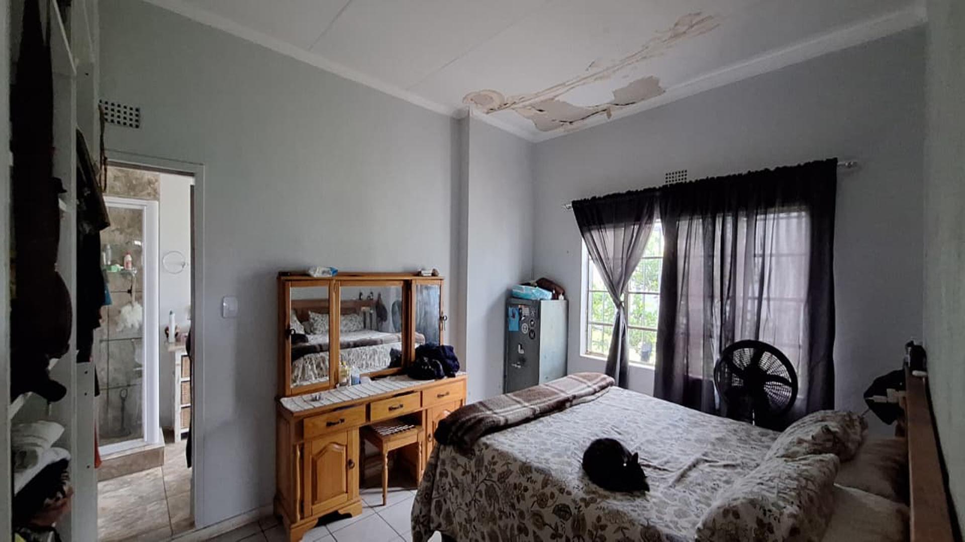 Main Bedroom - 23 square meters of property in Krugersdorp