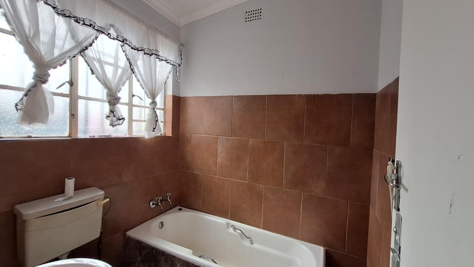 Bathroom 1 - 5 square meters of property in Krugersdorp