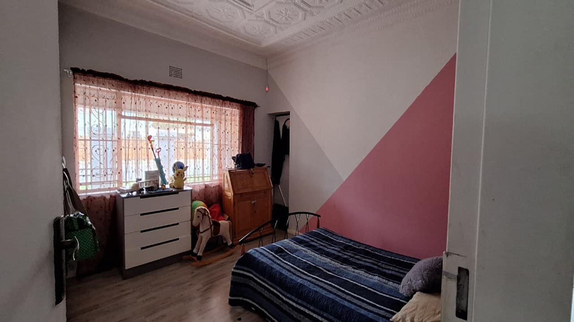 Bed Room 2 - 14 square meters of property in Krugersdorp