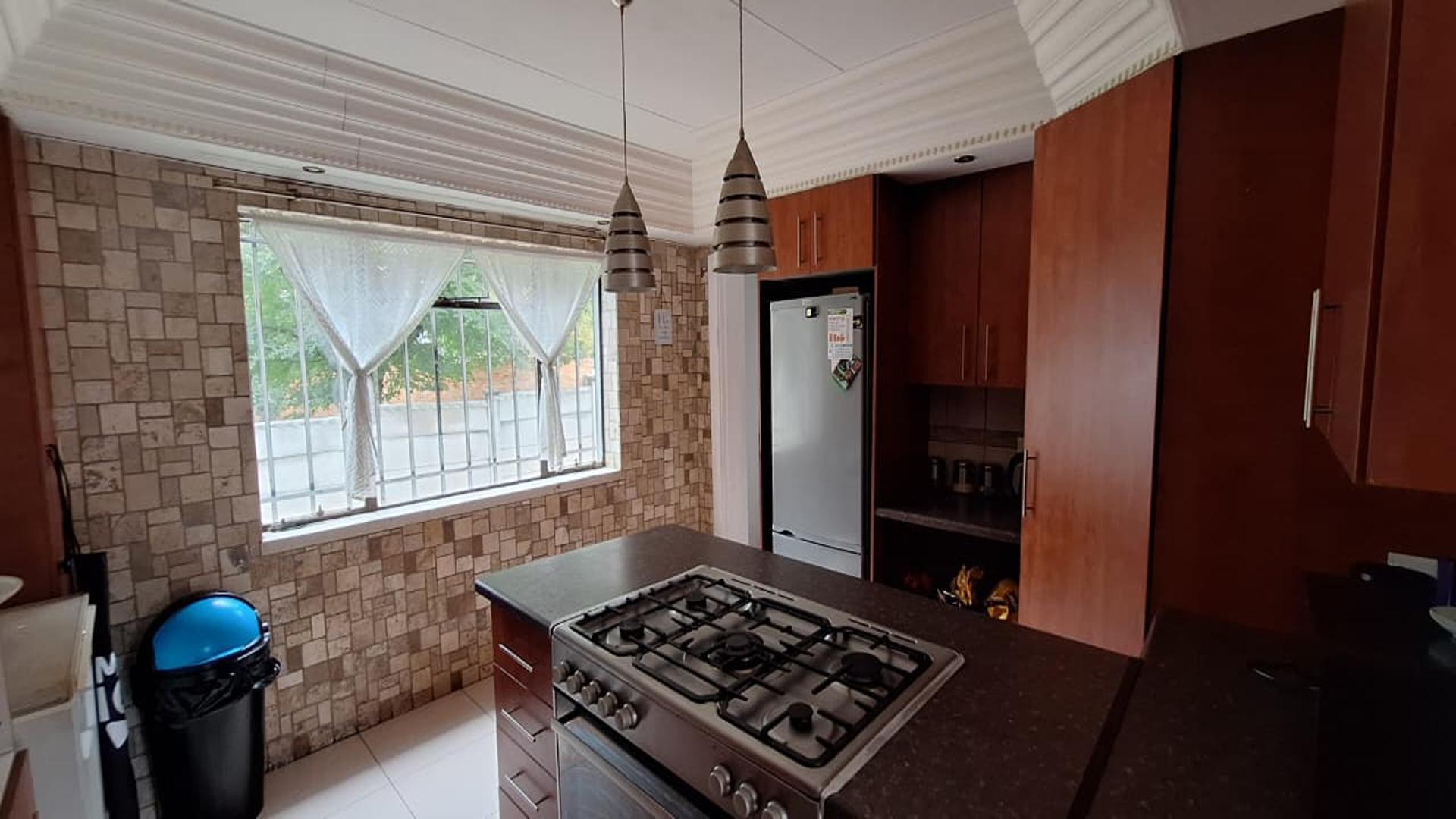 Kitchen - 18 square meters of property in Krugersdorp