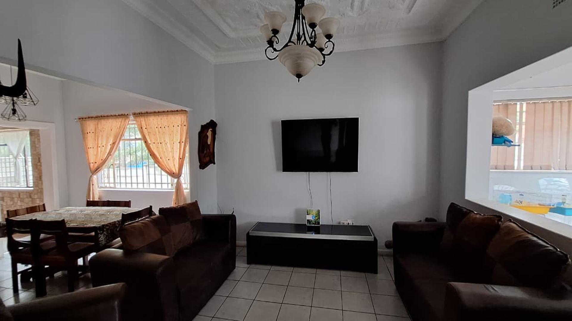Lounges - 19 square meters of property in Krugersdorp
