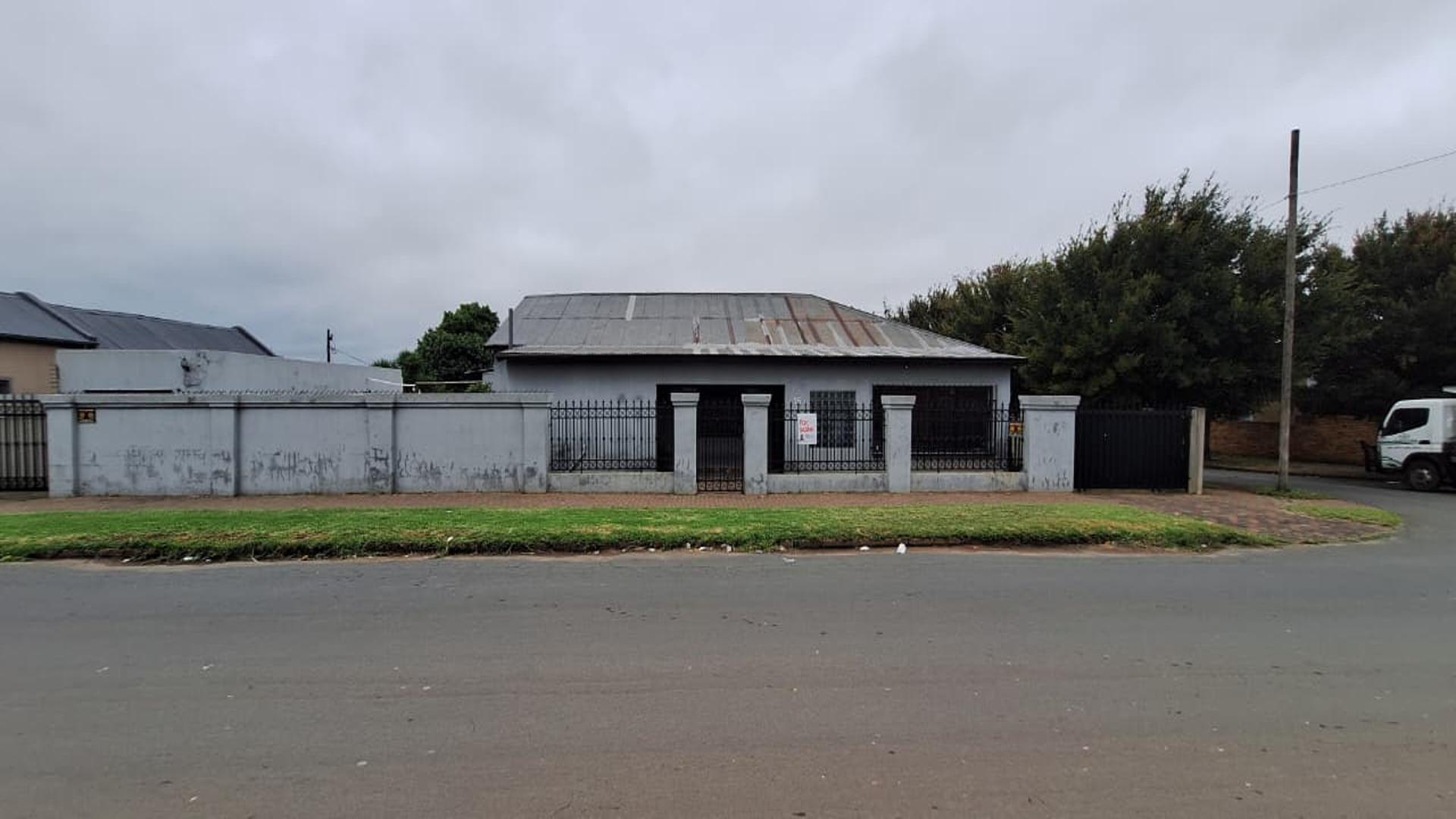 Front View of property in Krugersdorp