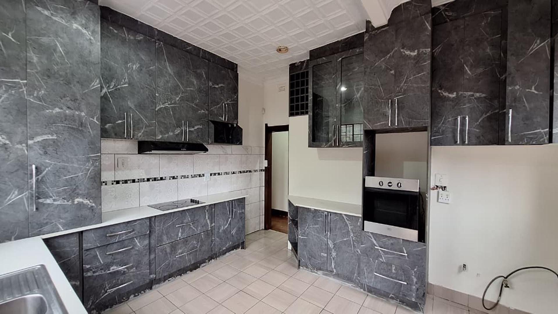 Kitchen - 22 square meters of property in West Village