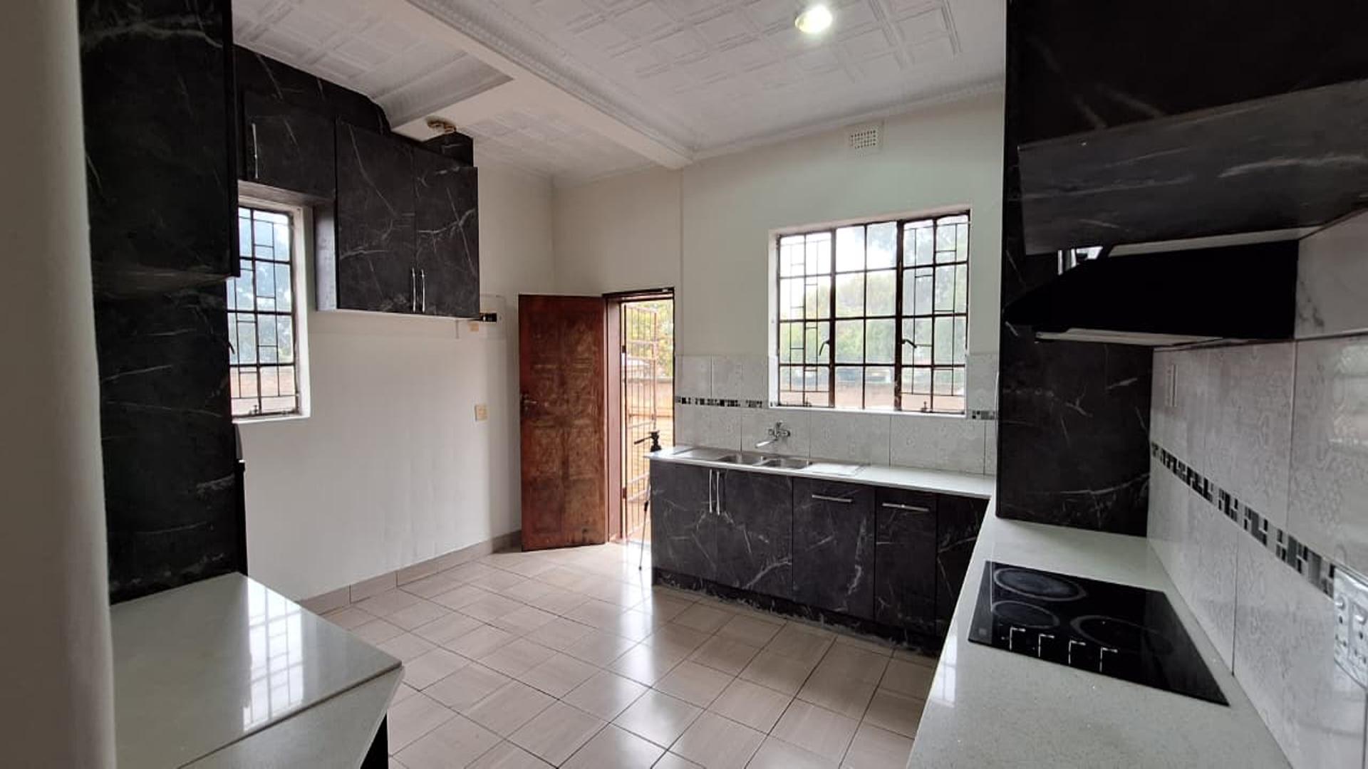 Kitchen - 22 square meters of property in West Village