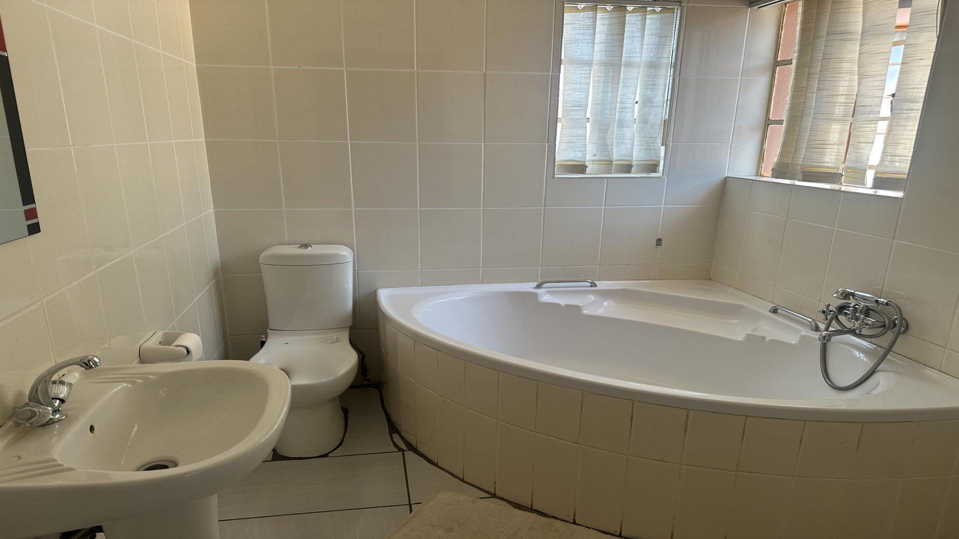 Bathroom 1 of property in Aqua Park