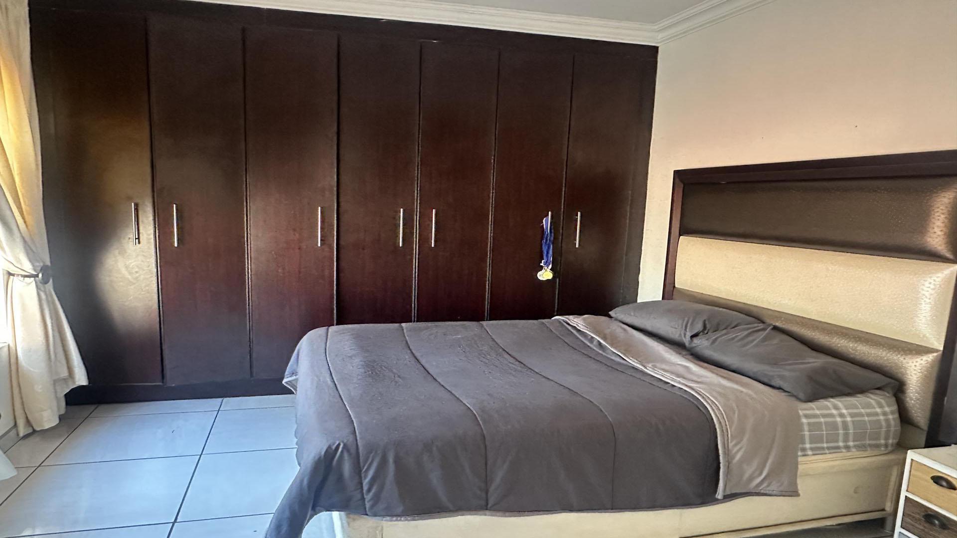 Bed Room 1 of property in Aqua Park