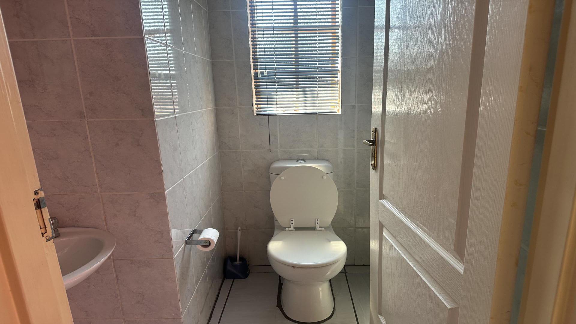 Bathroom 2 of property in Aqua Park