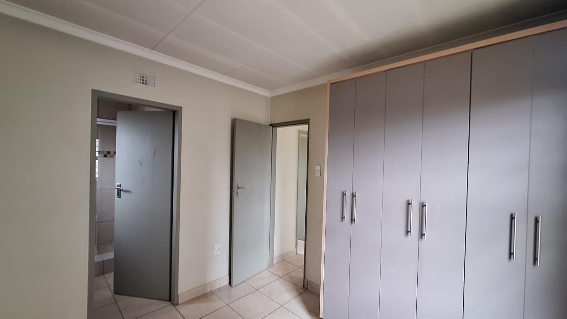 Main Bedroom - 13 square meters of property in Albertsdal