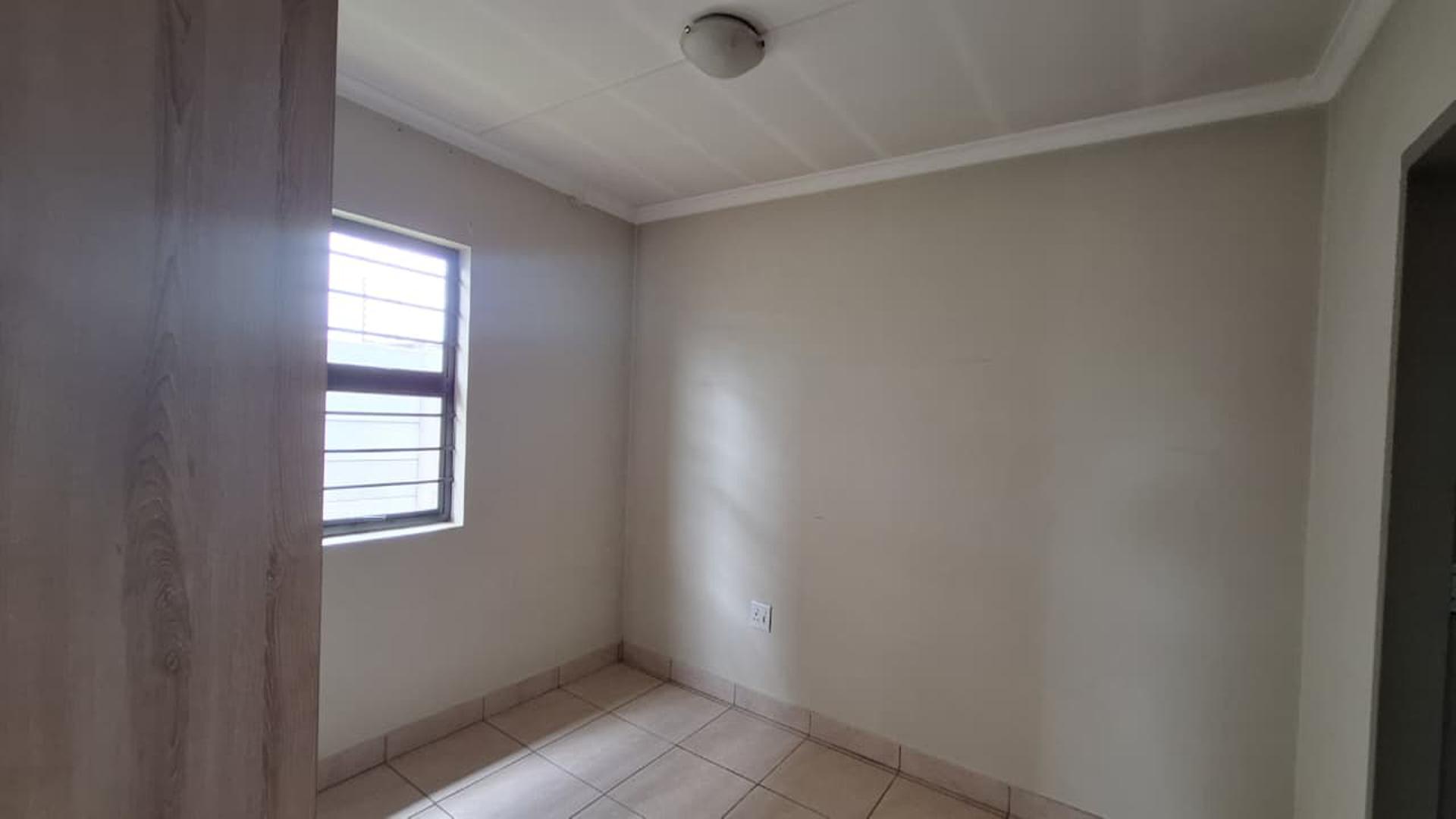 Main Bedroom - 13 square meters of property in Albertsdal