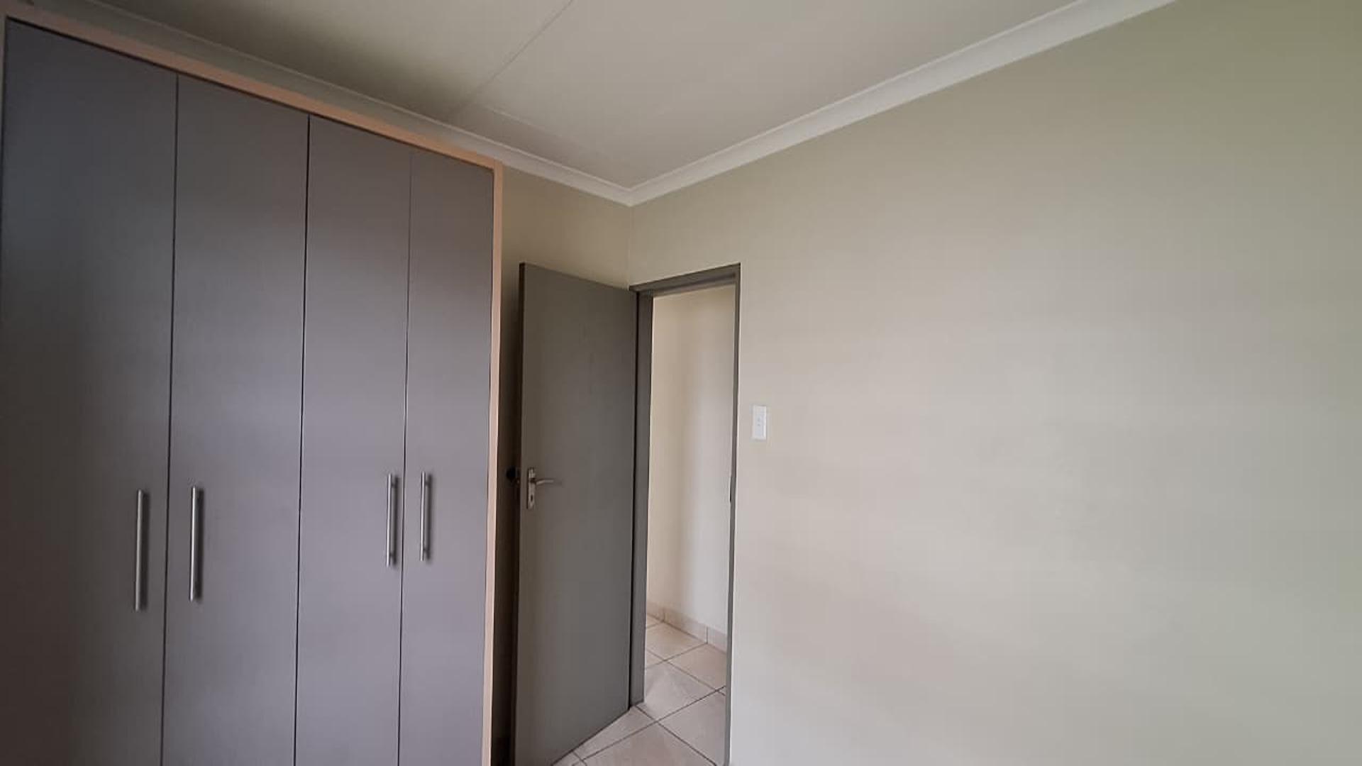 Bed Room 1 - 9 square meters of property in Albertsdal