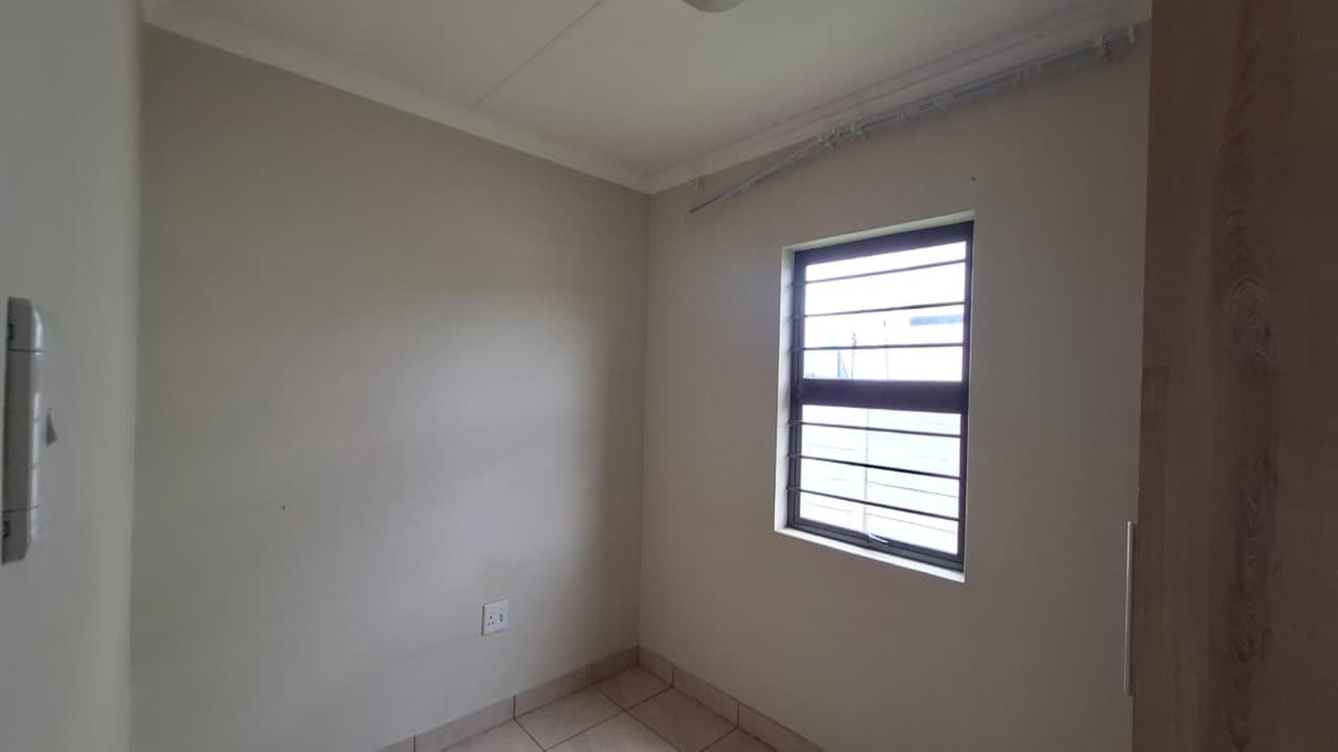 Bed Room 1 - 9 square meters of property in Albertsdal
