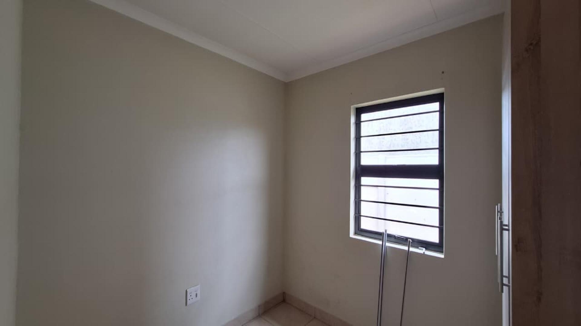 Bed Room 2 - 8 square meters of property in Albertsdal