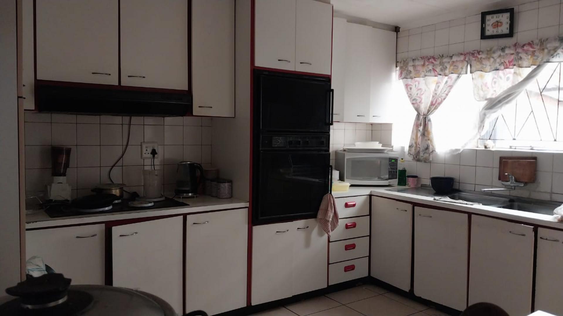 Kitchen of property in Westridge CP