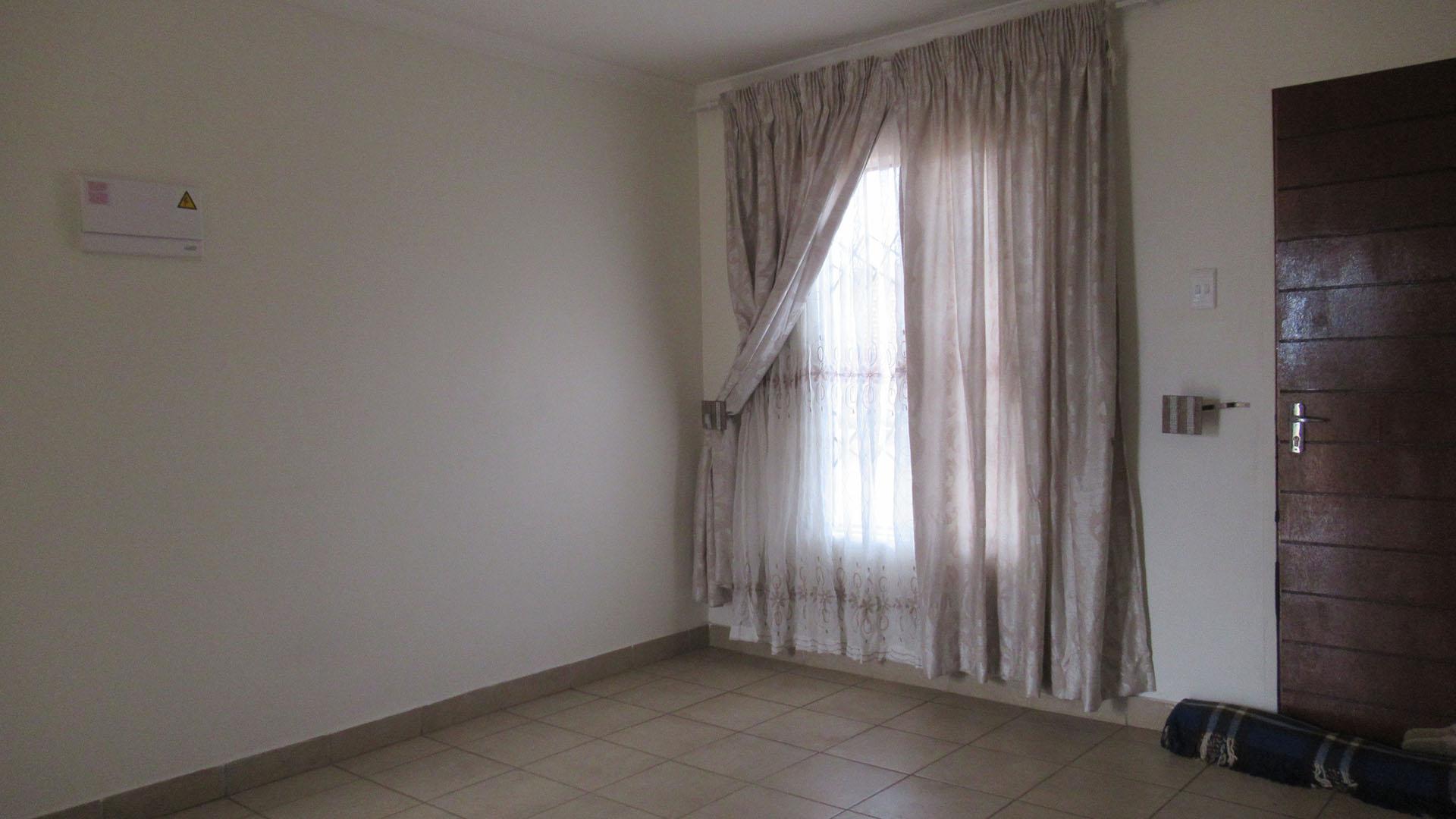 Lounges - 10 square meters of property in Savanna City
