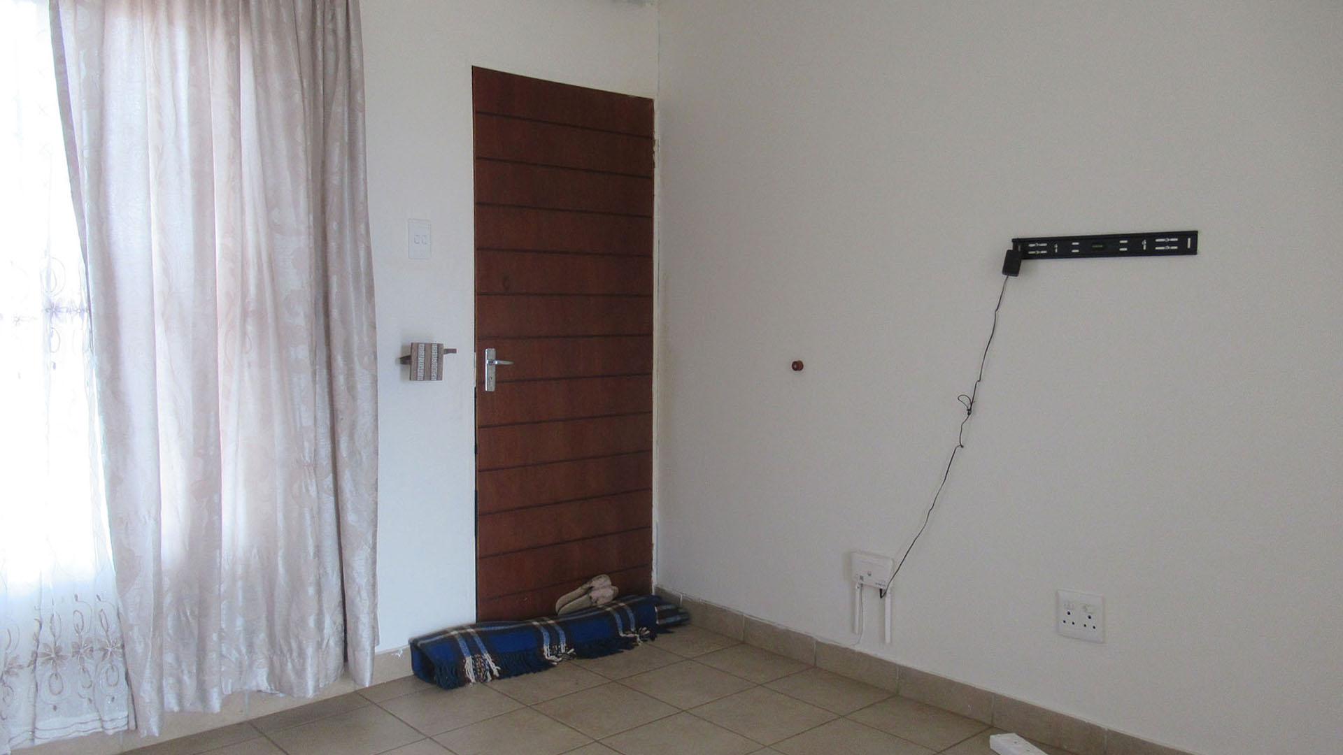Lounges - 10 square meters of property in Savanna City