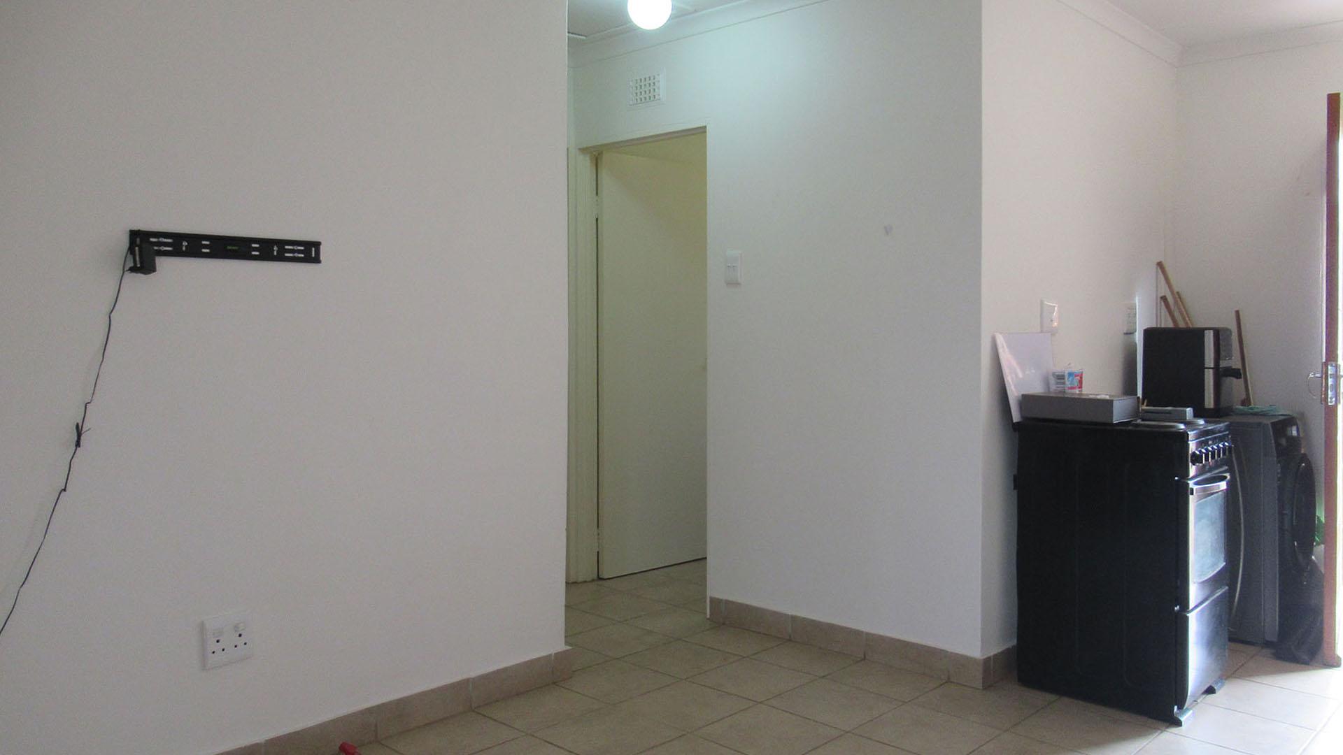 Lounges - 10 square meters of property in Savanna City