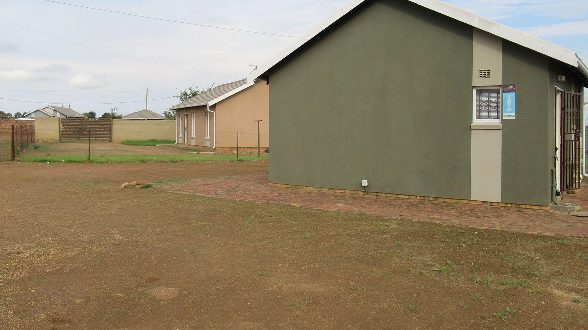 Front View of property in Savanna City