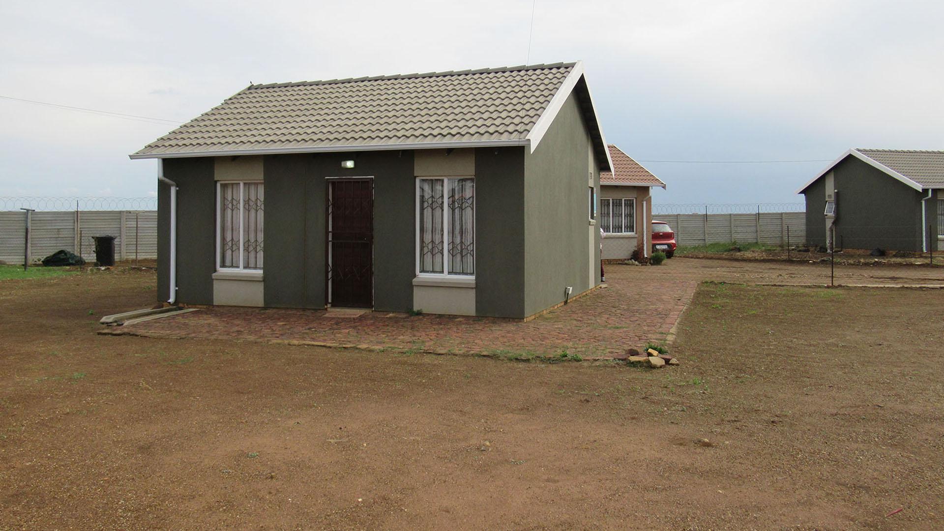 Front View of property in Savanna City