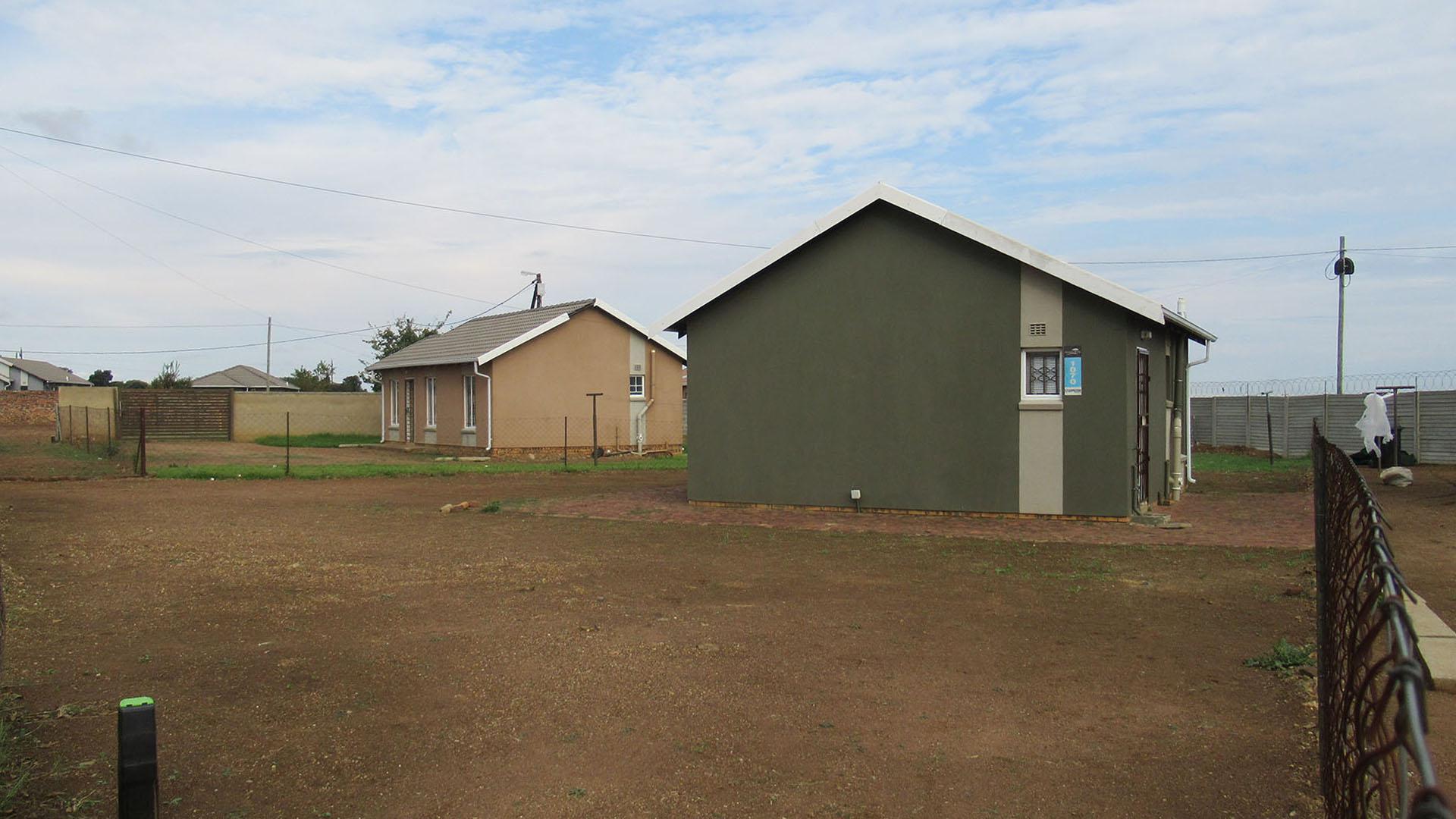 Front View of property in Savanna City