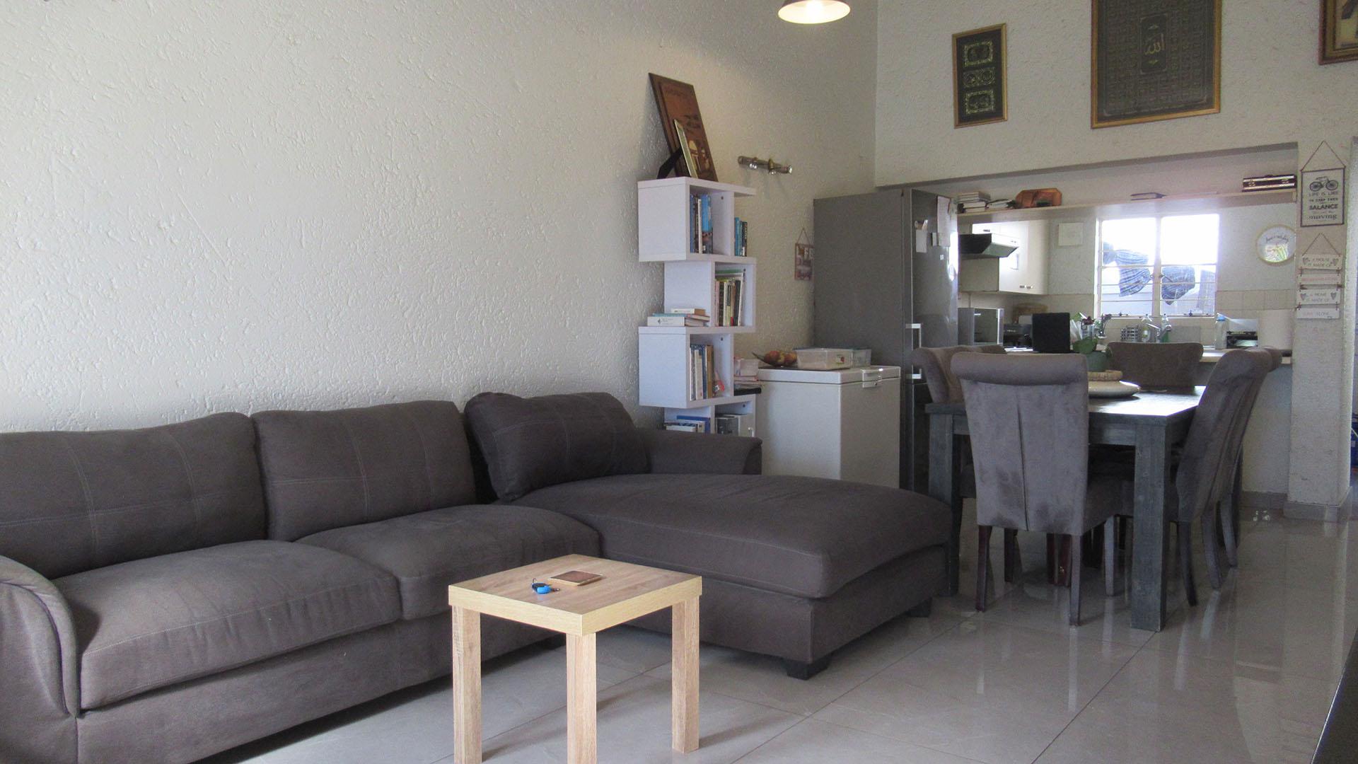 Lounges - 19 square meters of property in Ferndale - JHB
