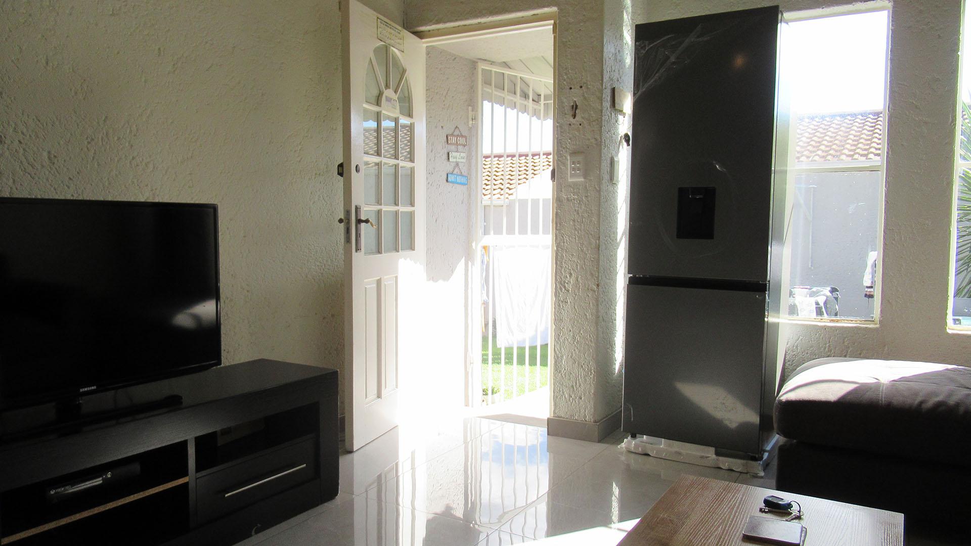 Lounges - 19 square meters of property in Ferndale - JHB