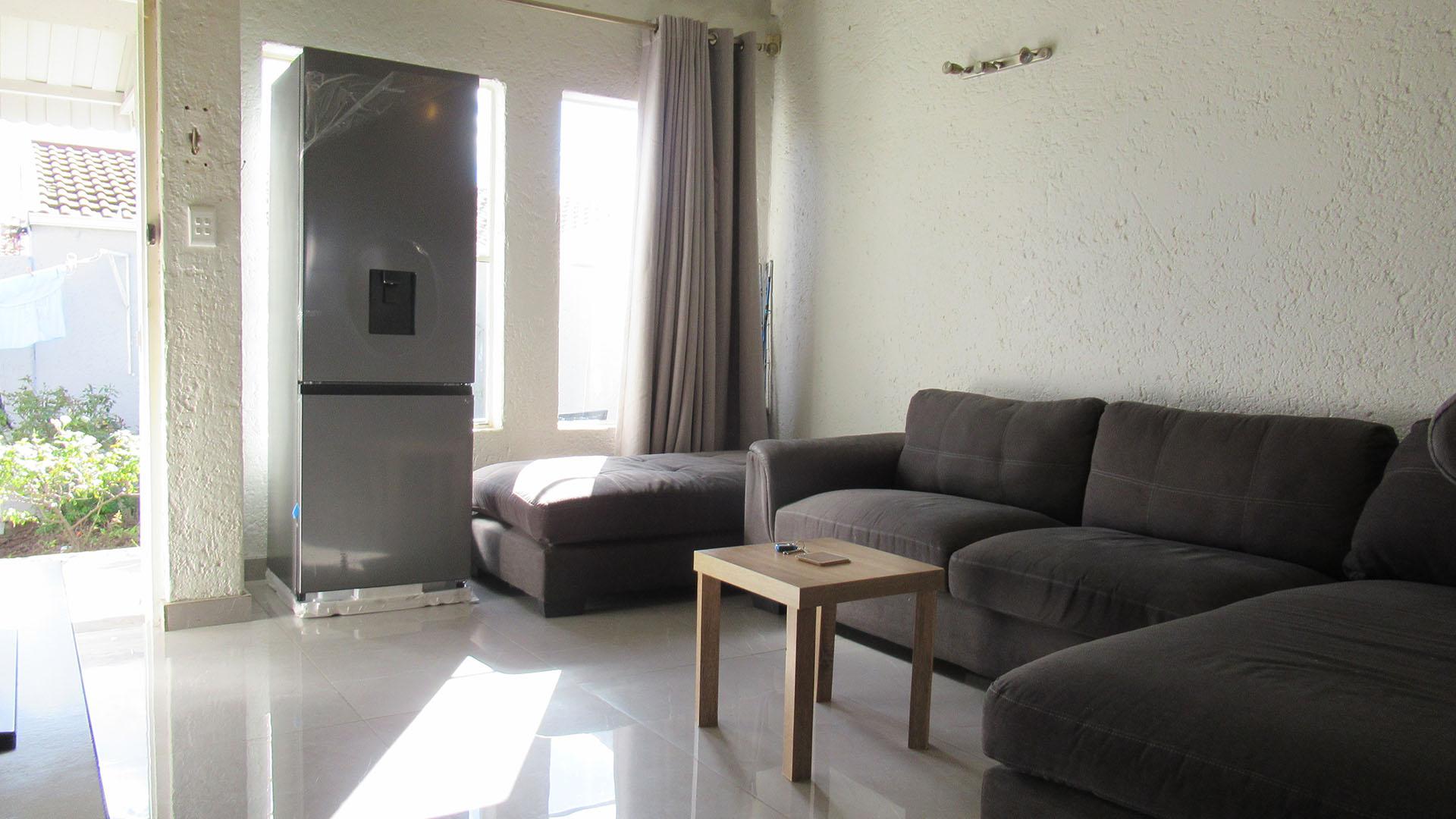 Lounges - 19 square meters of property in Ferndale - JHB