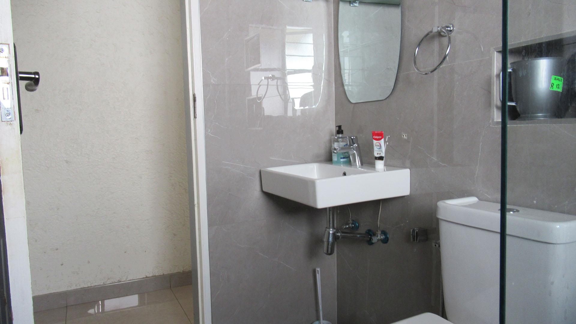 Bathroom 1 - 5 square meters of property in Ferndale - JHB