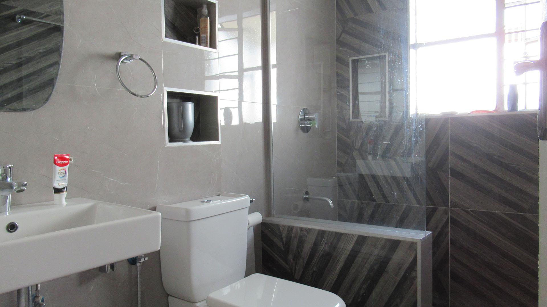 Bathroom 1 - 5 square meters of property in Ferndale - JHB