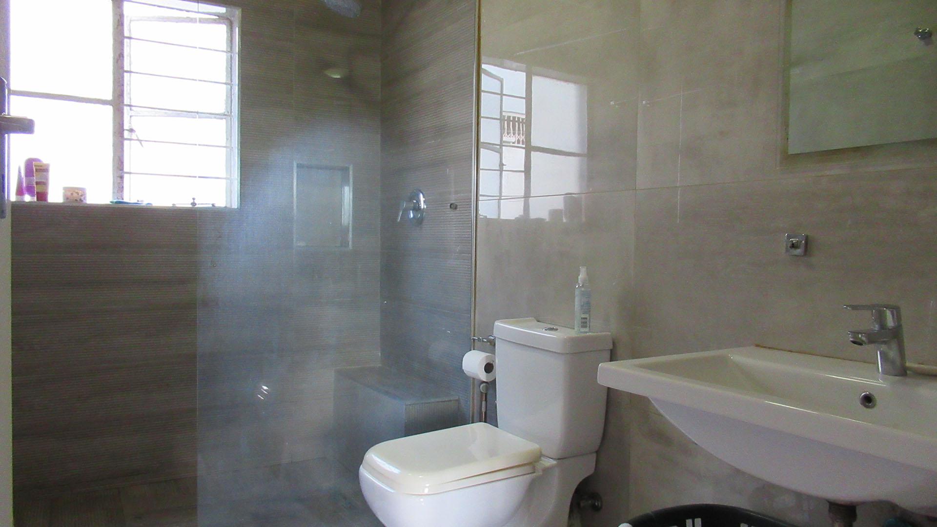 Main Bathroom - 5 square meters of property in Ferndale - JHB