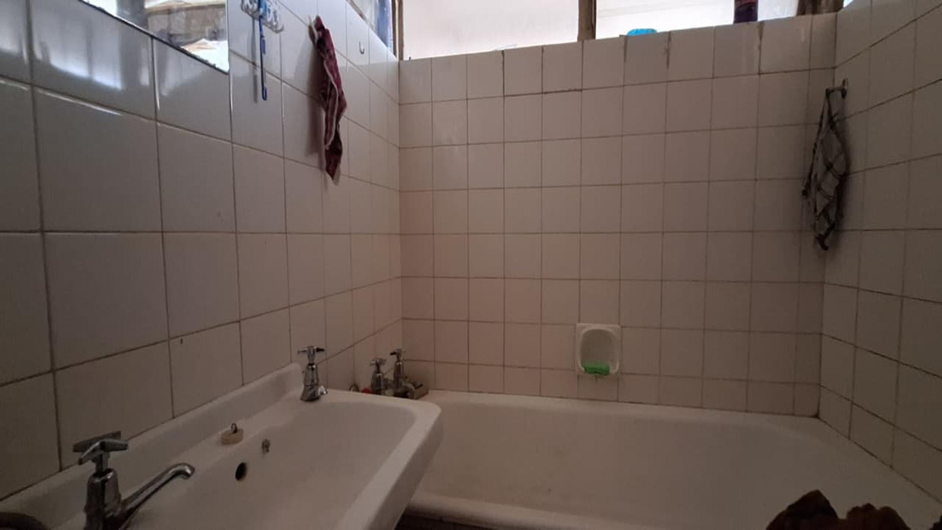 Bathroom 1 - 4 square meters of property in Kempton Park
