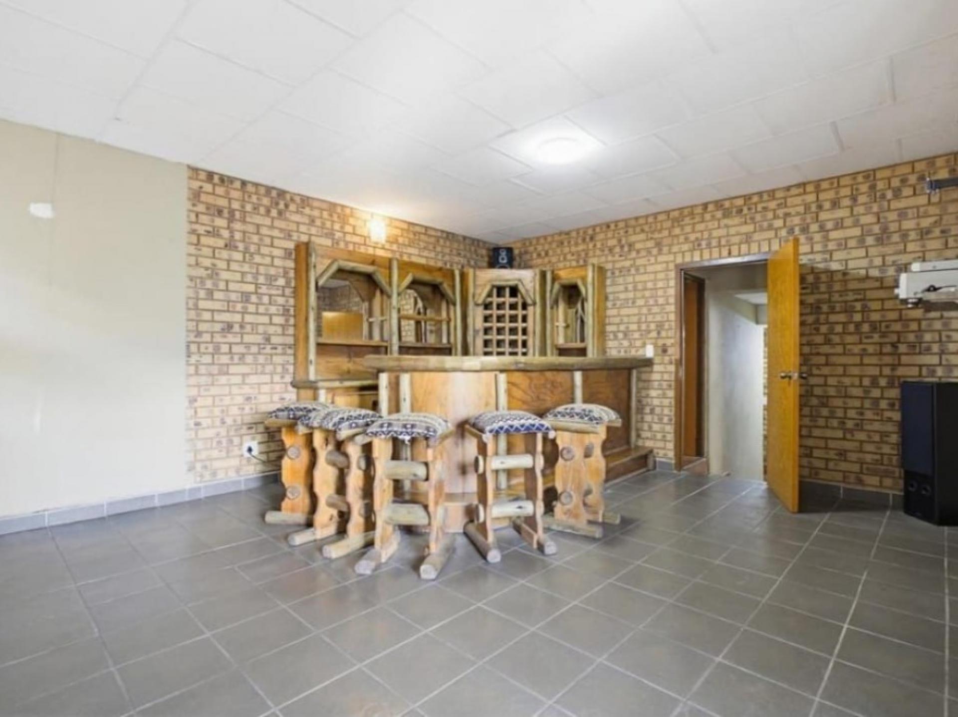  of property in Glenvista