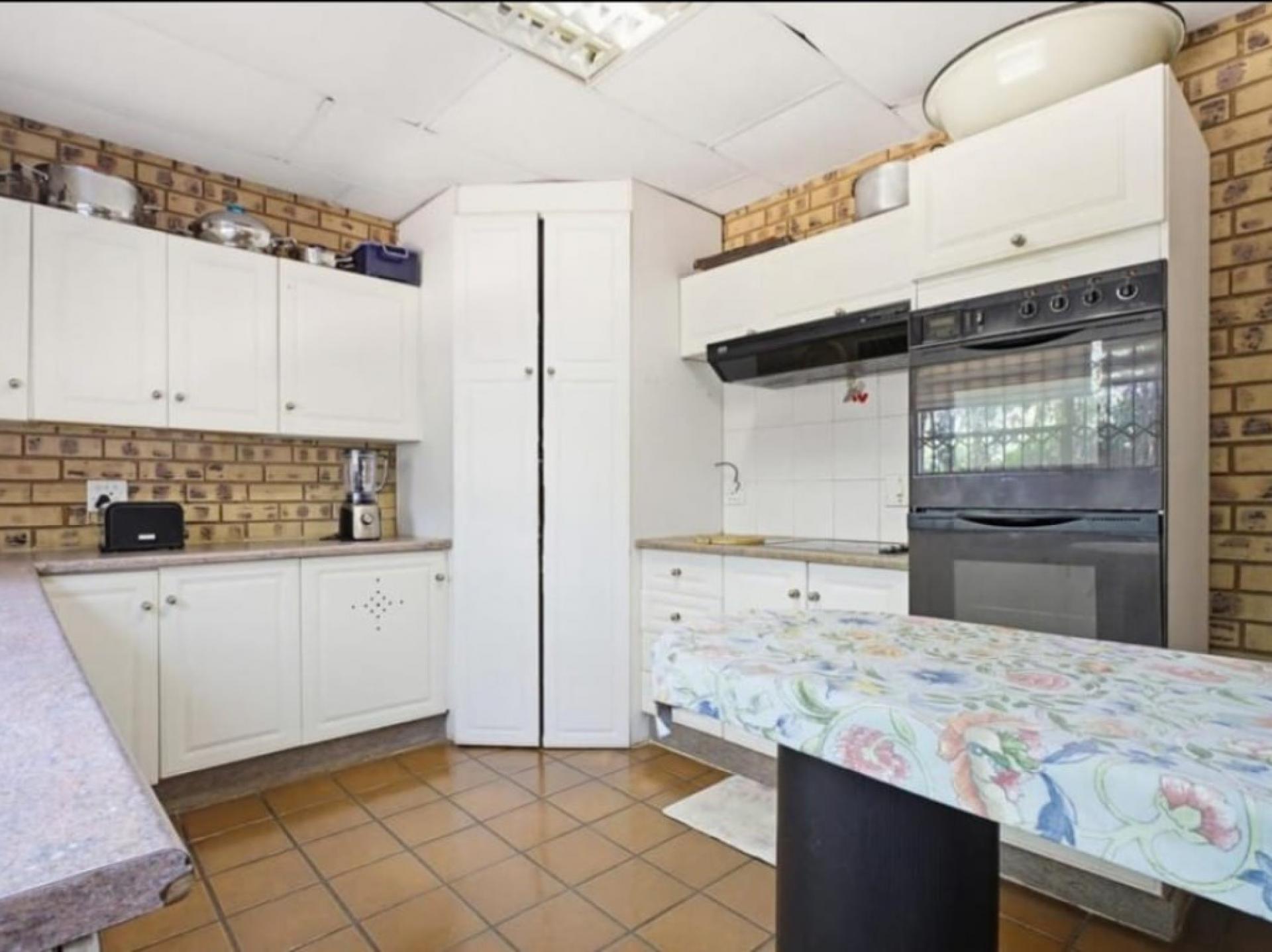  of property in Glenvista