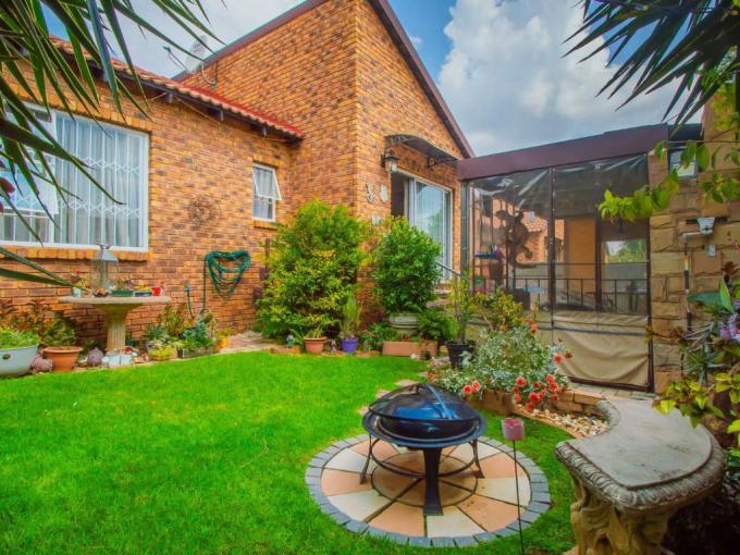 2 Bedroom Simplex for Sale For Sale in Wilgeheuwel  - MR710850