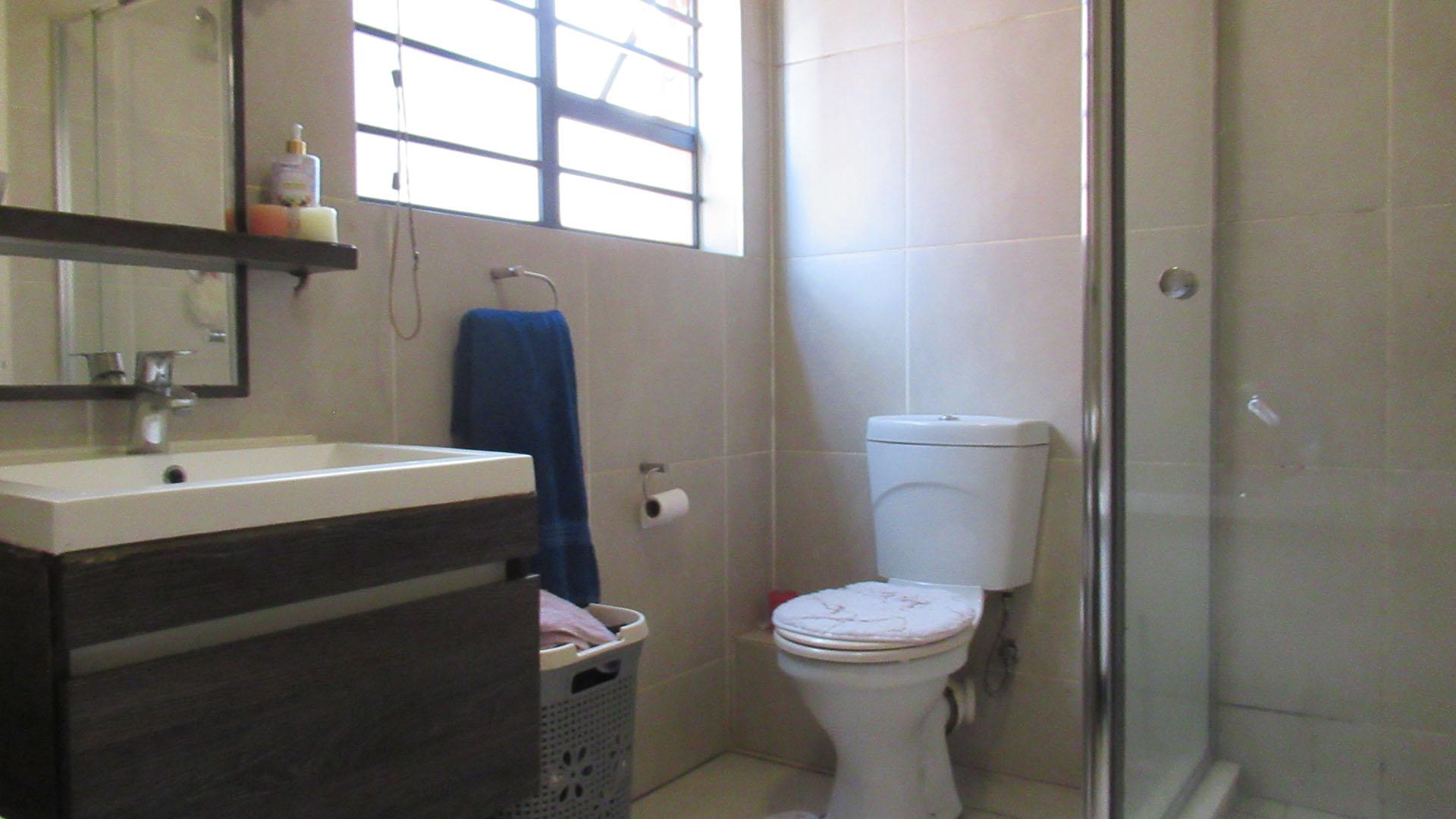 Bathroom 1 - 8 square meters of property in Olivedale