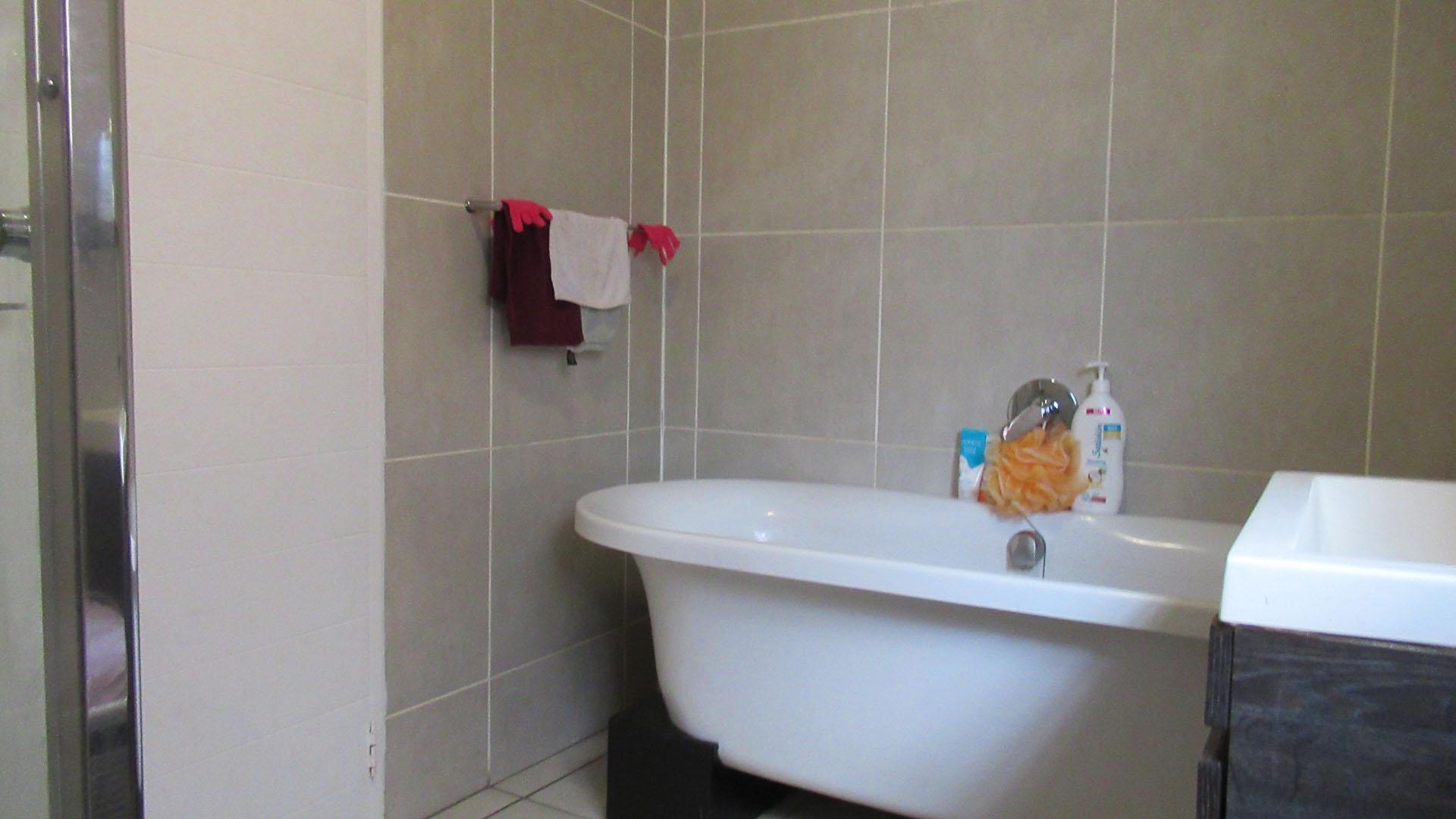 Bathroom 1 - 8 square meters of property in Olivedale