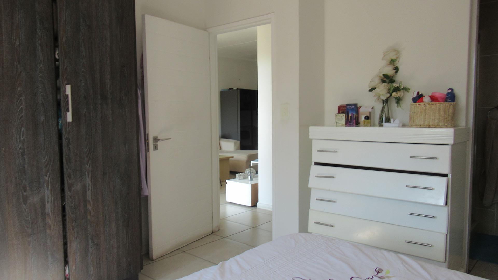 Main Bedroom - 15 square meters of property in Olivedale