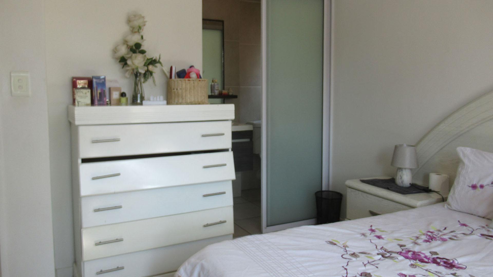 Main Bedroom - 15 square meters of property in Olivedale