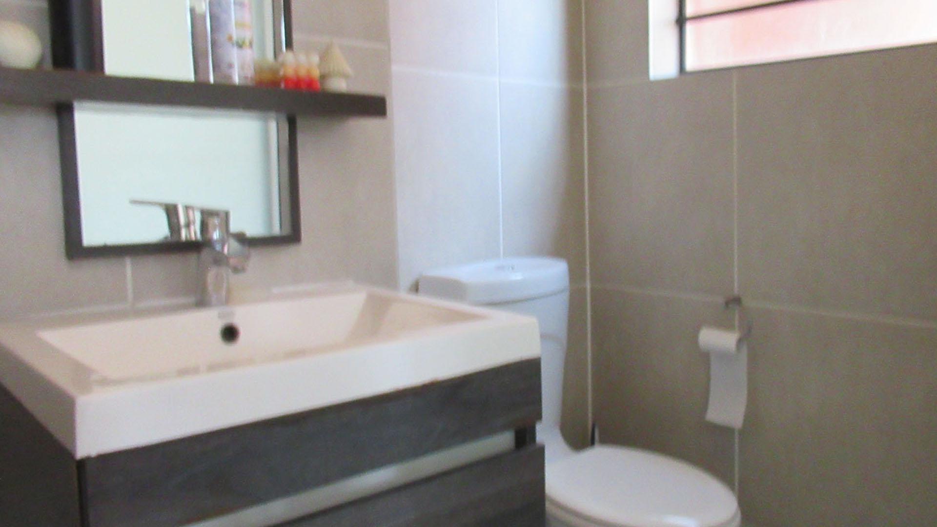 Main Bathroom - 5 square meters of property in Olivedale