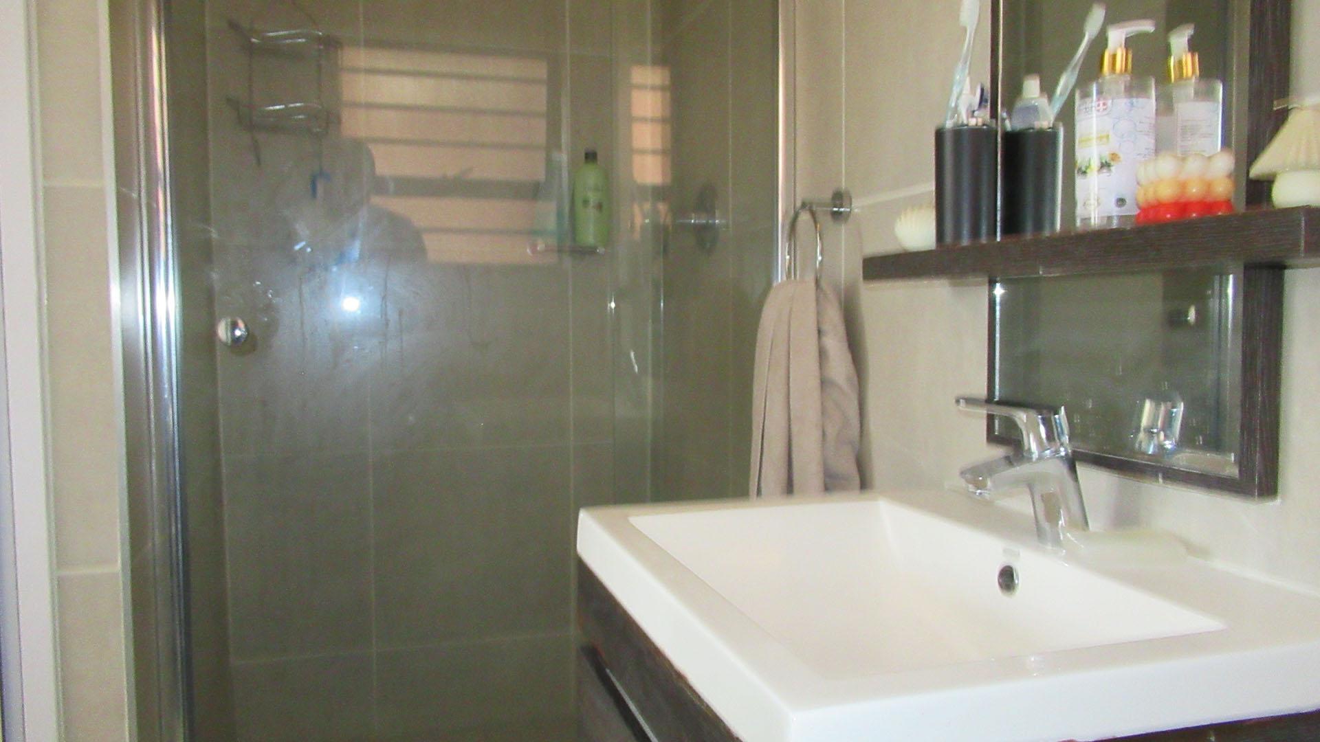 Main Bathroom - 5 square meters of property in Olivedale