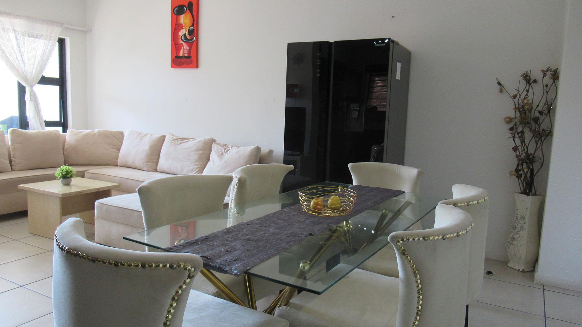 Dining Room - 18 square meters of property in Olivedale