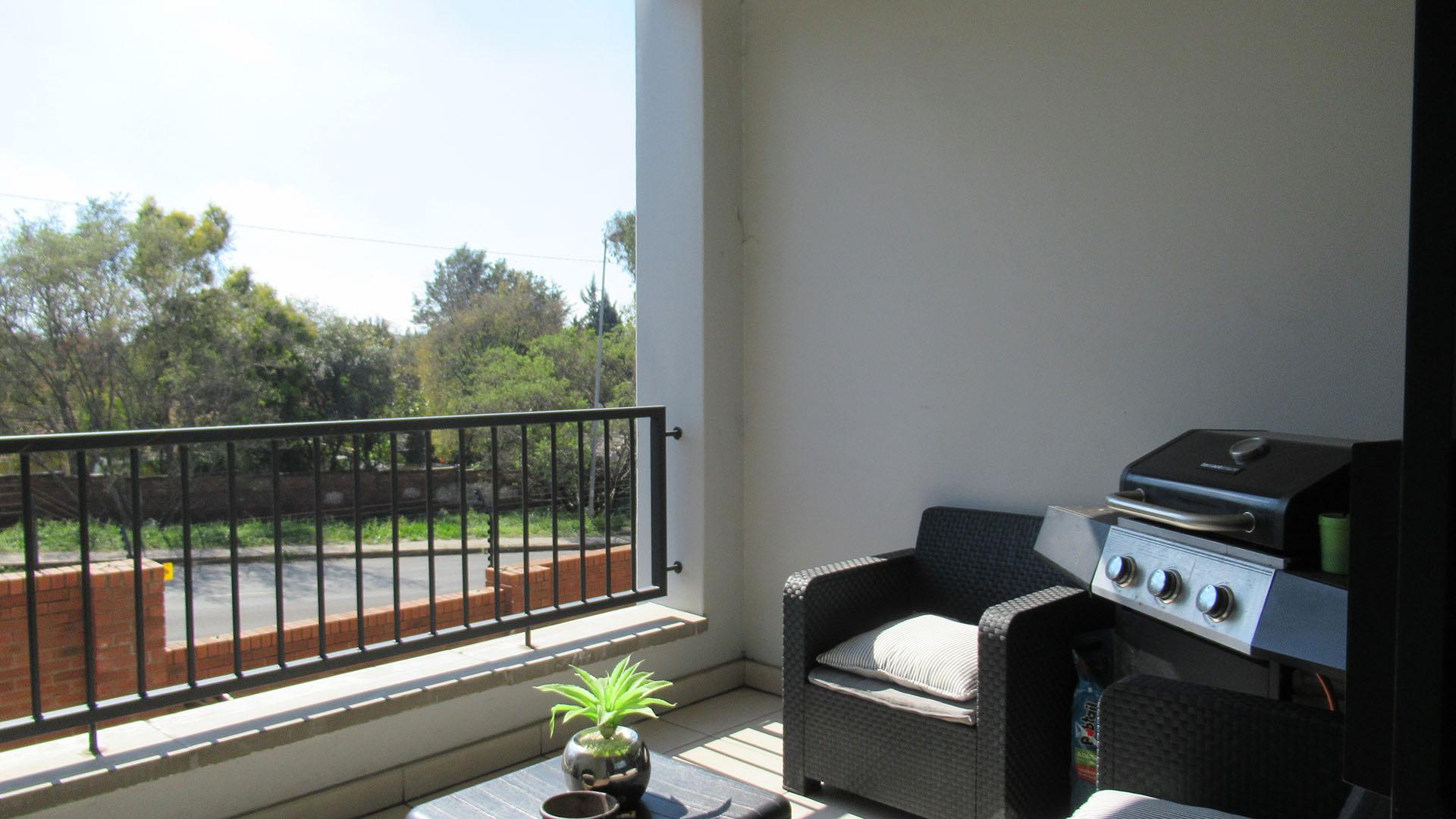Balcony - 15 square meters of property in Olivedale