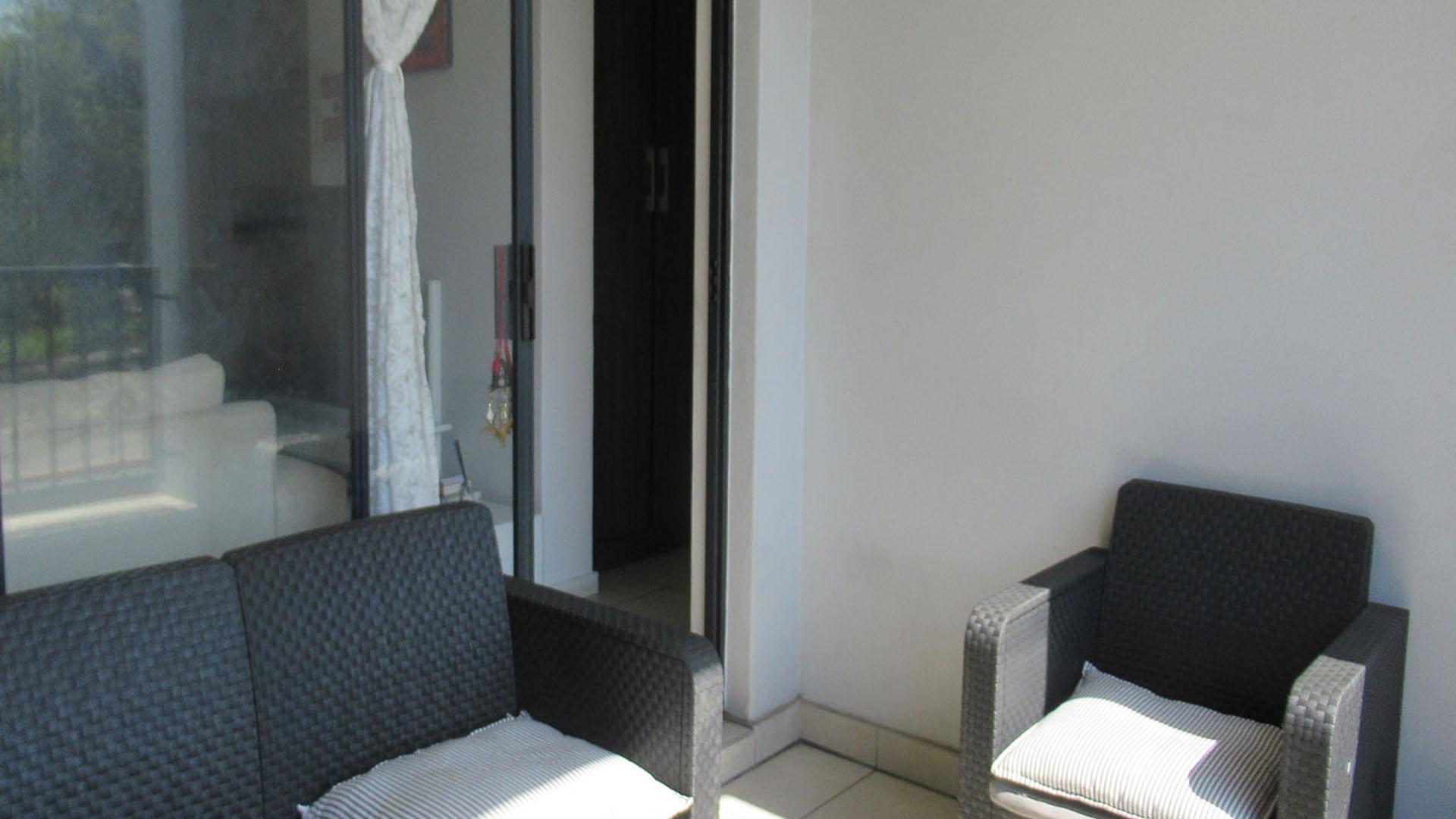 Balcony - 15 square meters of property in Olivedale