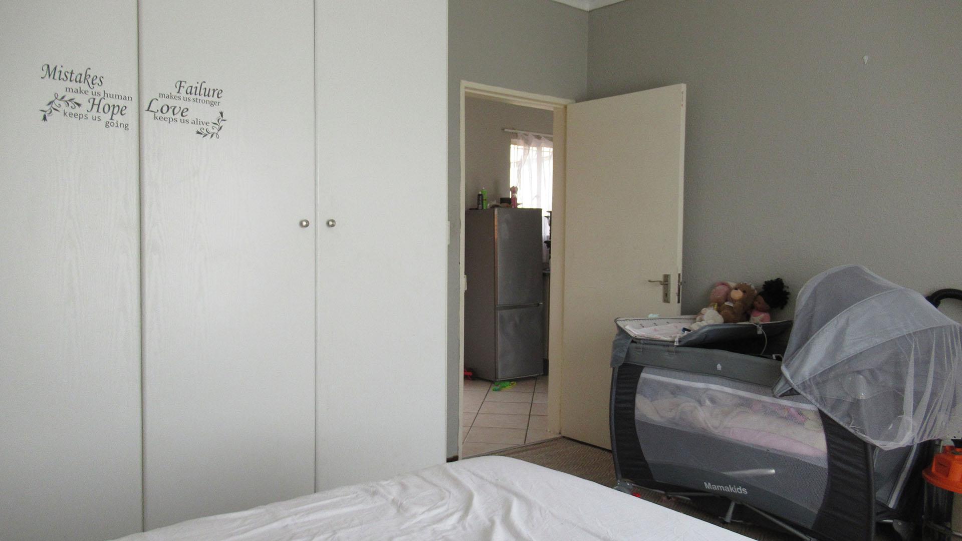 Bed Room 1 - 17 square meters of property in Willowbrook