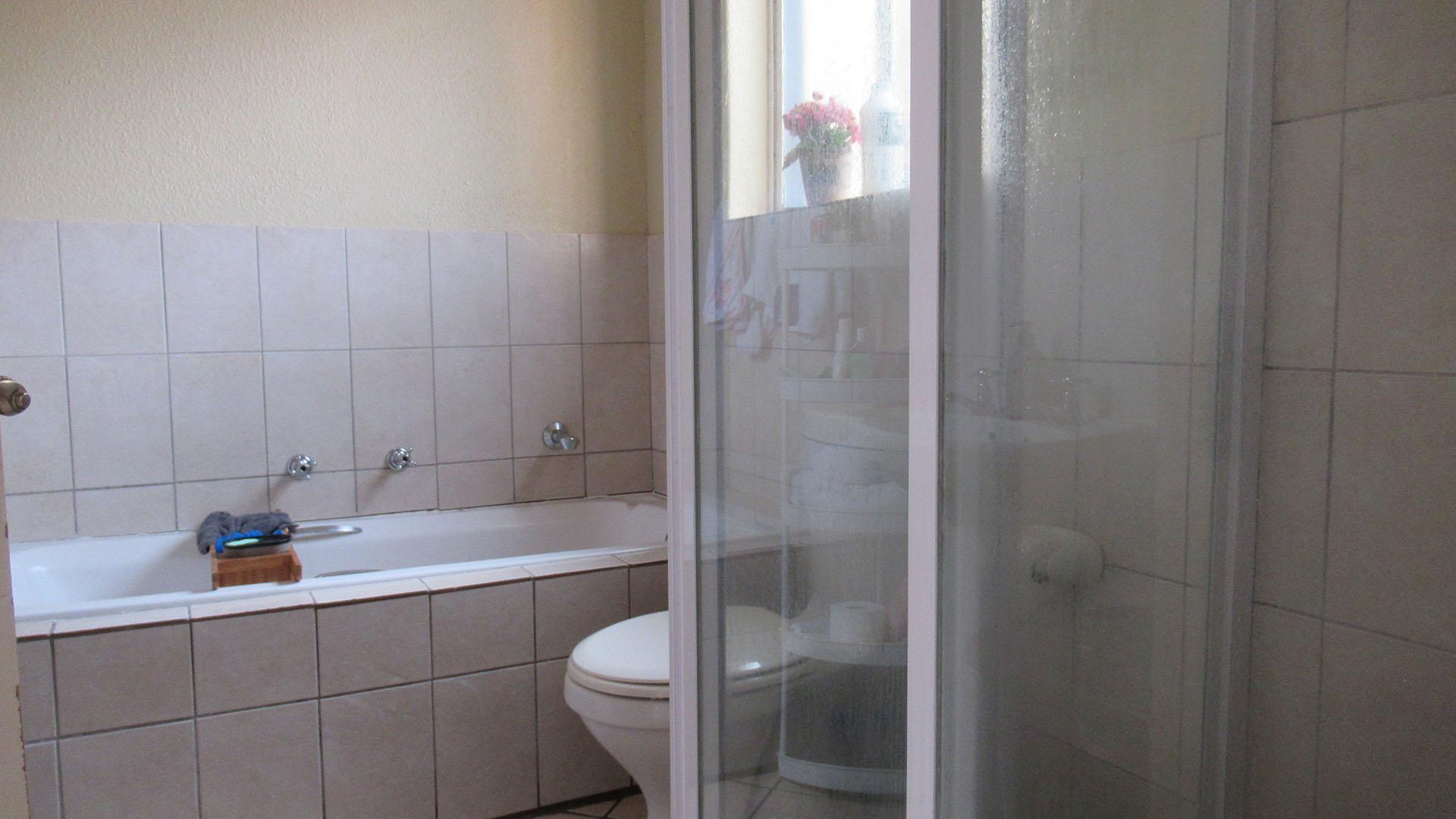 Bathroom 1 - 6 square meters of property in Willowbrook